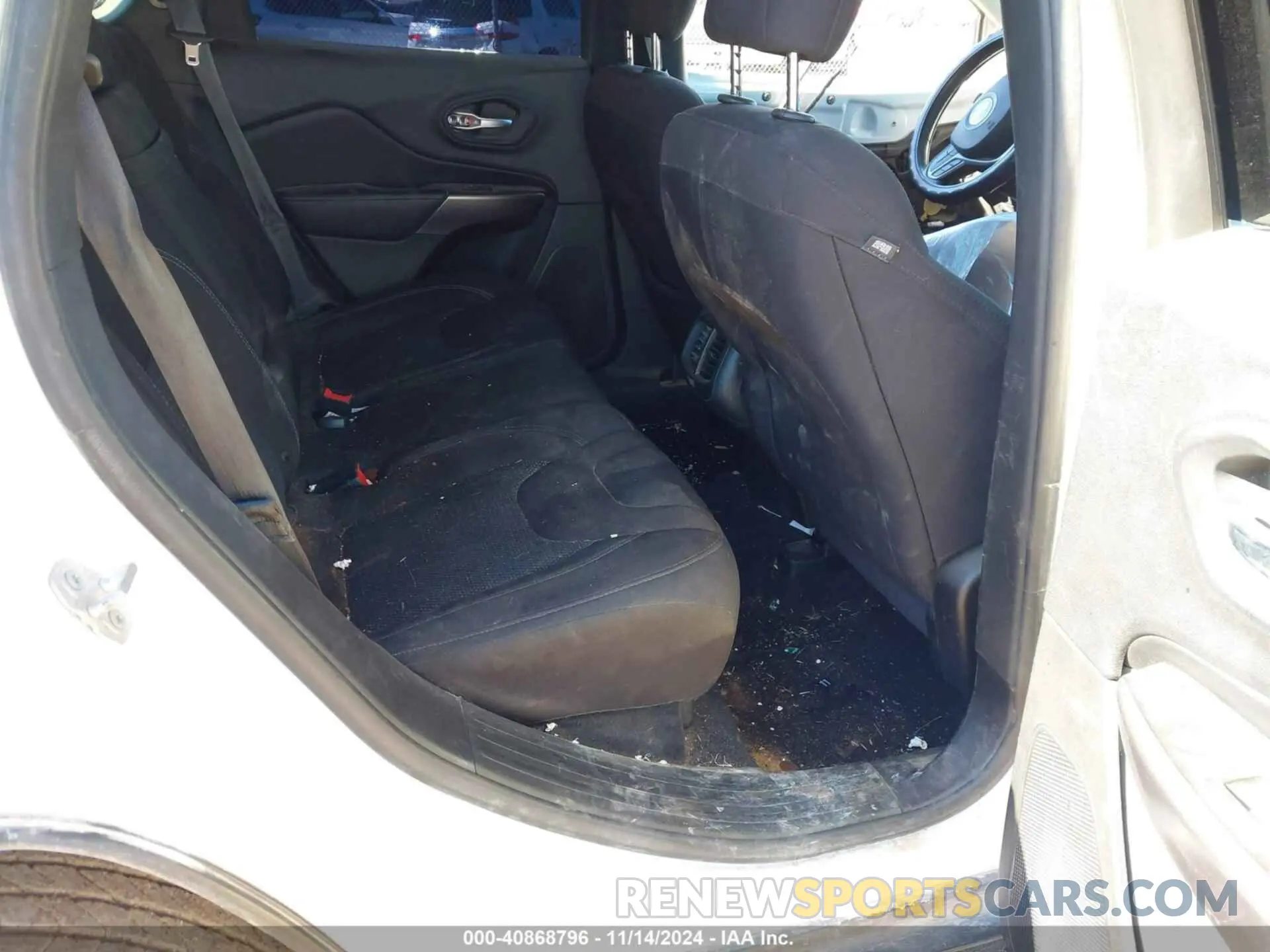 8 Photograph of a damaged car 1C4PJMCB2KD352024 JEEP CHEROKEE 2019
