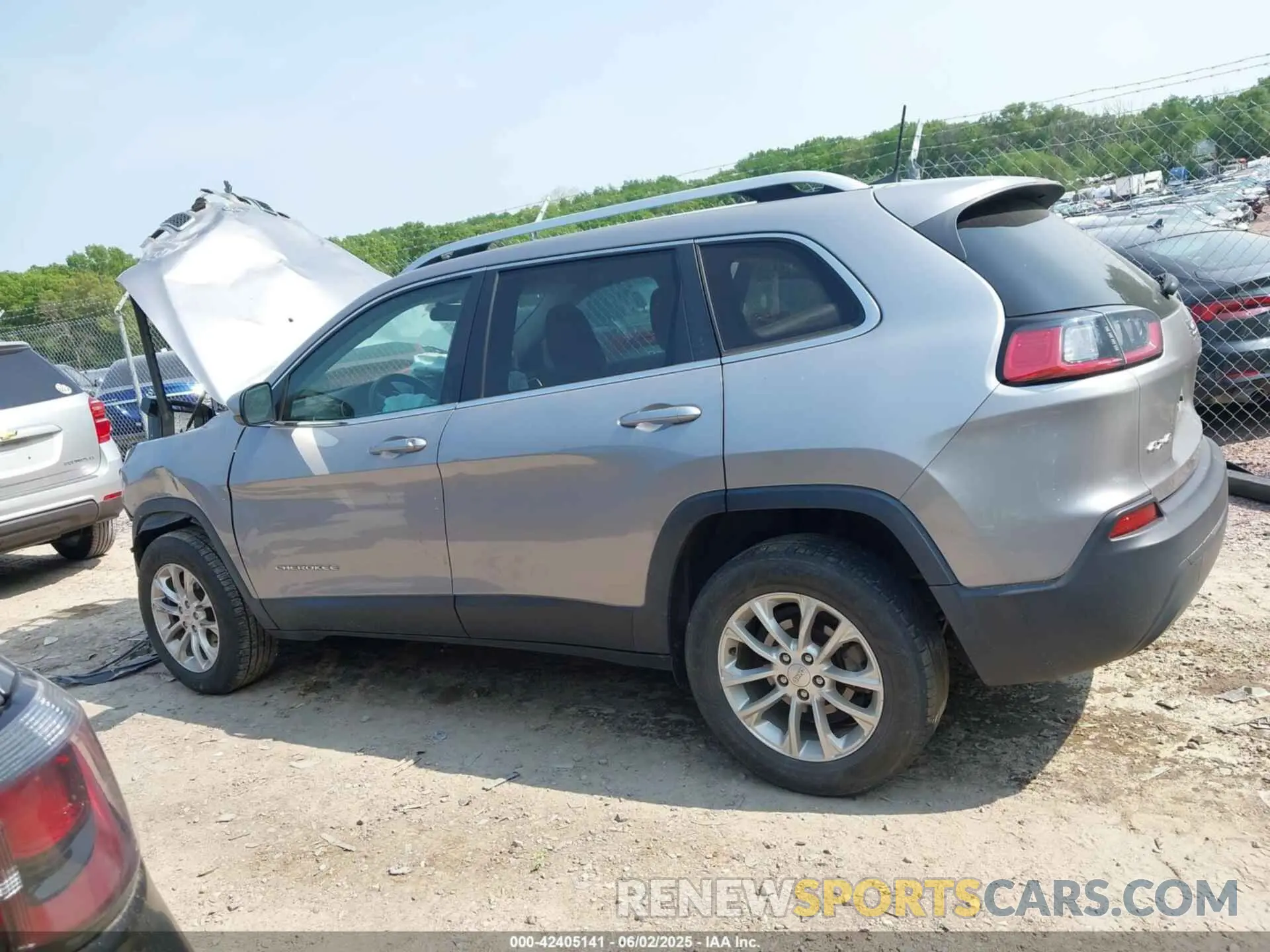 14 Photograph of a damaged car 1C4PJMCB2KD394337 JEEP CHEROKEE 2019
