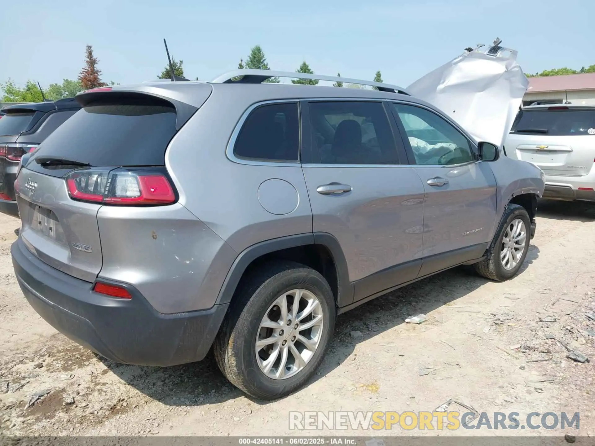 4 Photograph of a damaged car 1C4PJMCB2KD394337 JEEP CHEROKEE 2019