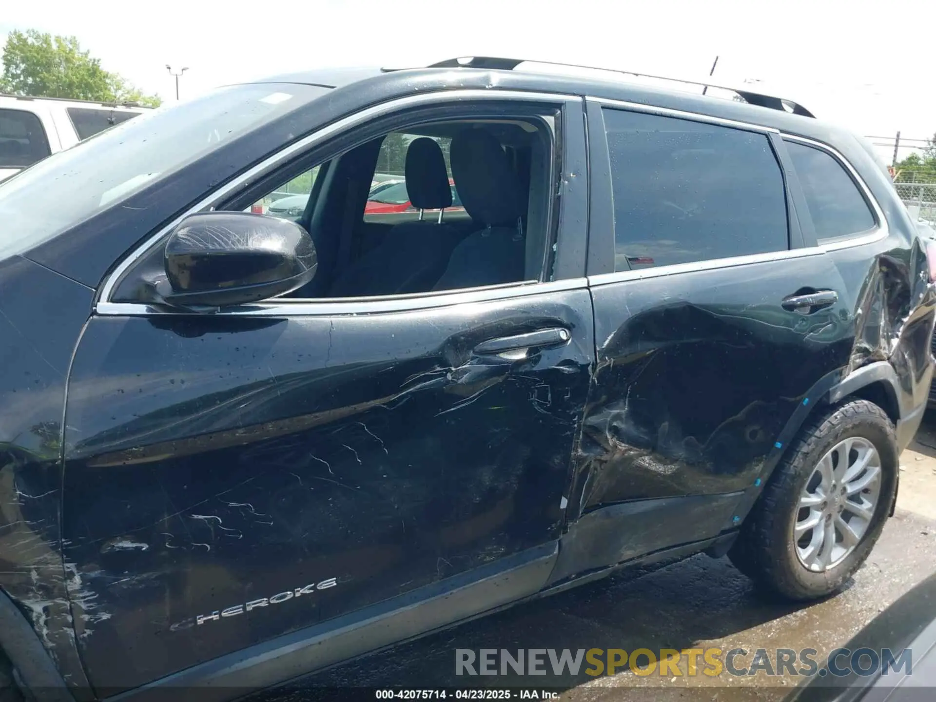 14 Photograph of a damaged car 1C4PJMCB2KD489920 JEEP CHEROKEE 2019