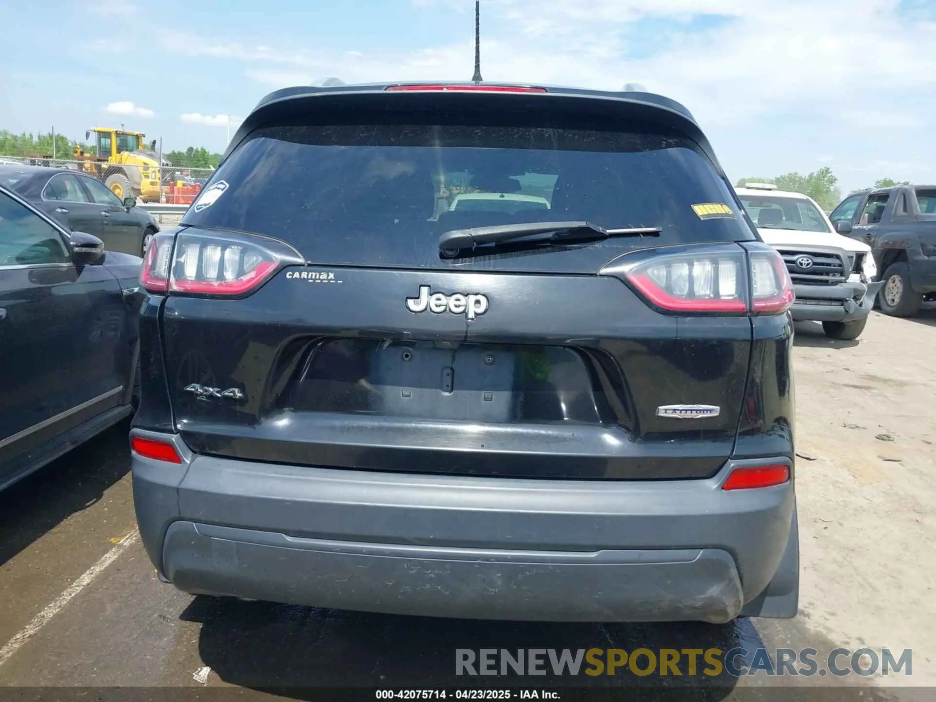 16 Photograph of a damaged car 1C4PJMCB2KD489920 JEEP CHEROKEE 2019