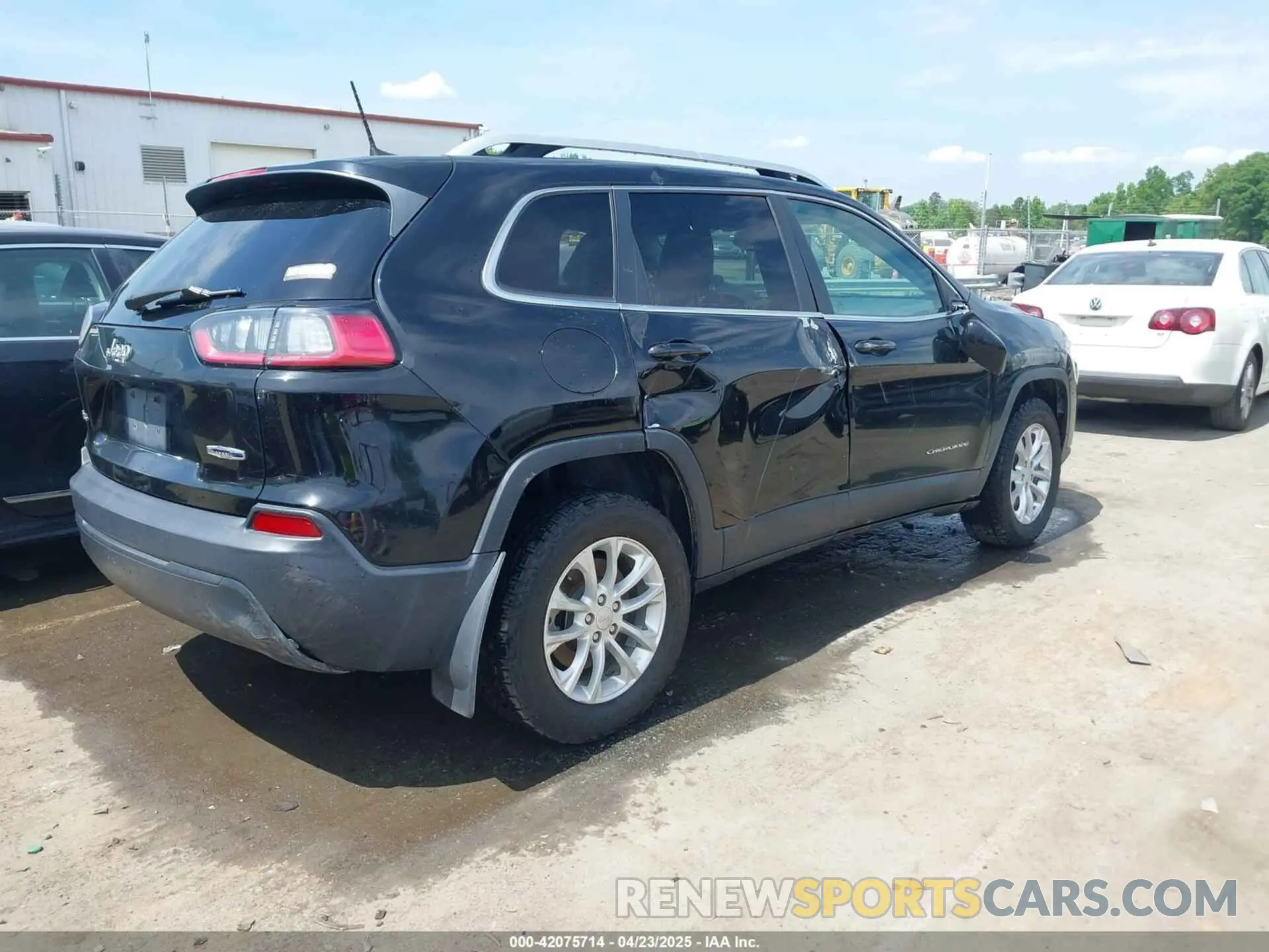 4 Photograph of a damaged car 1C4PJMCB2KD489920 JEEP CHEROKEE 2019