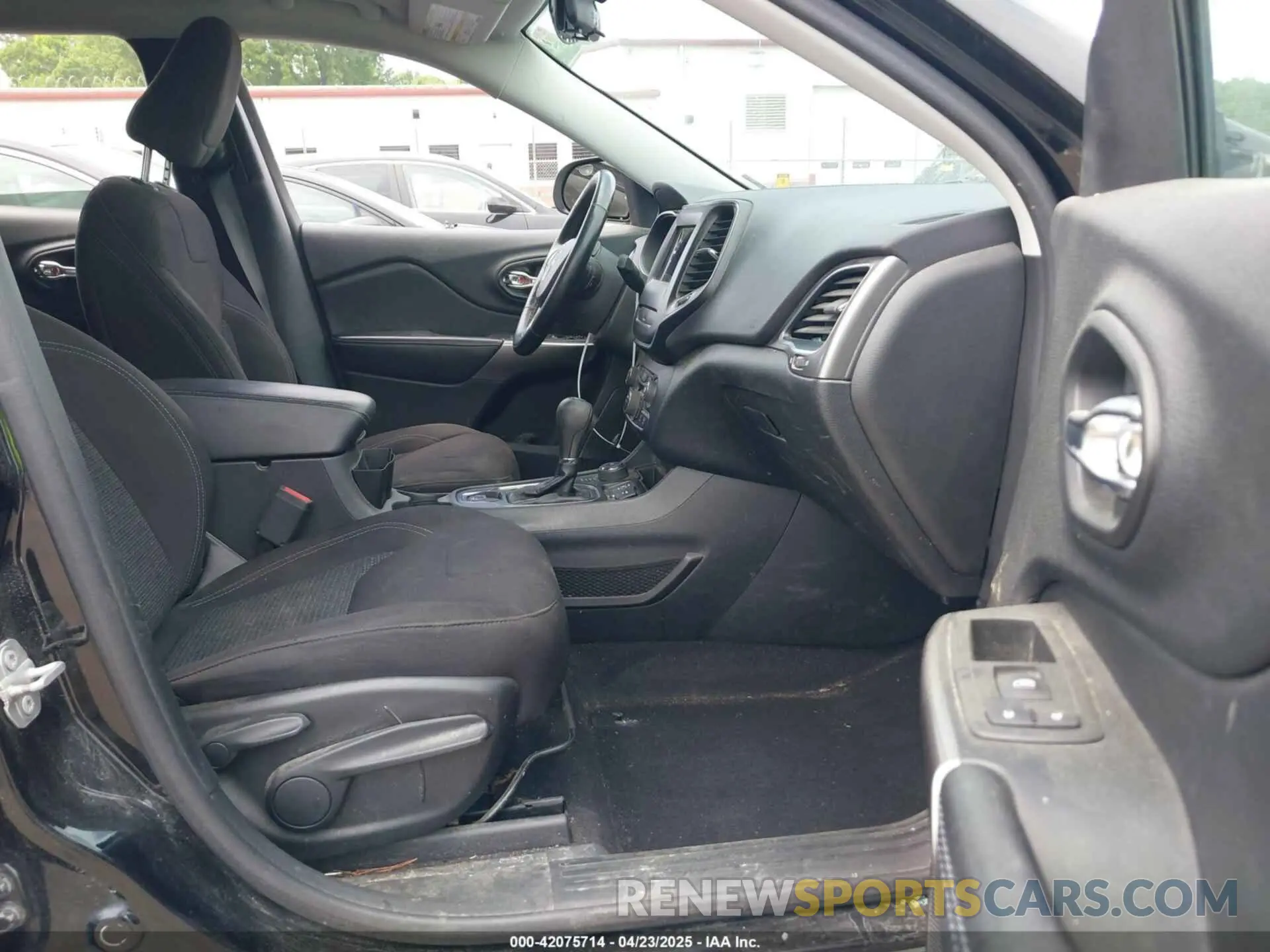 5 Photograph of a damaged car 1C4PJMCB2KD489920 JEEP CHEROKEE 2019