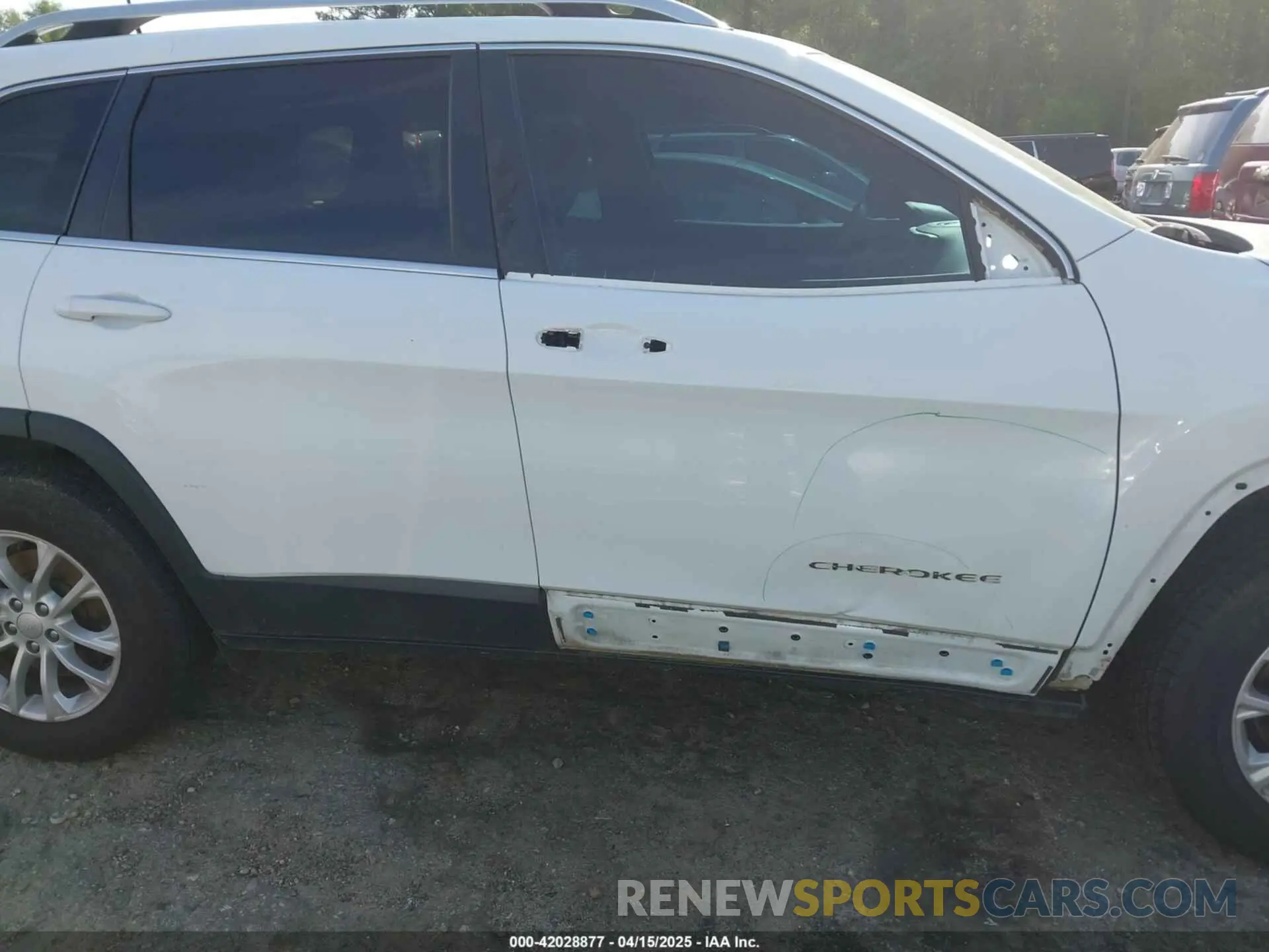 14 Photograph of a damaged car 1C4PJMCB3KD425451 JEEP CHEROKEE 2019