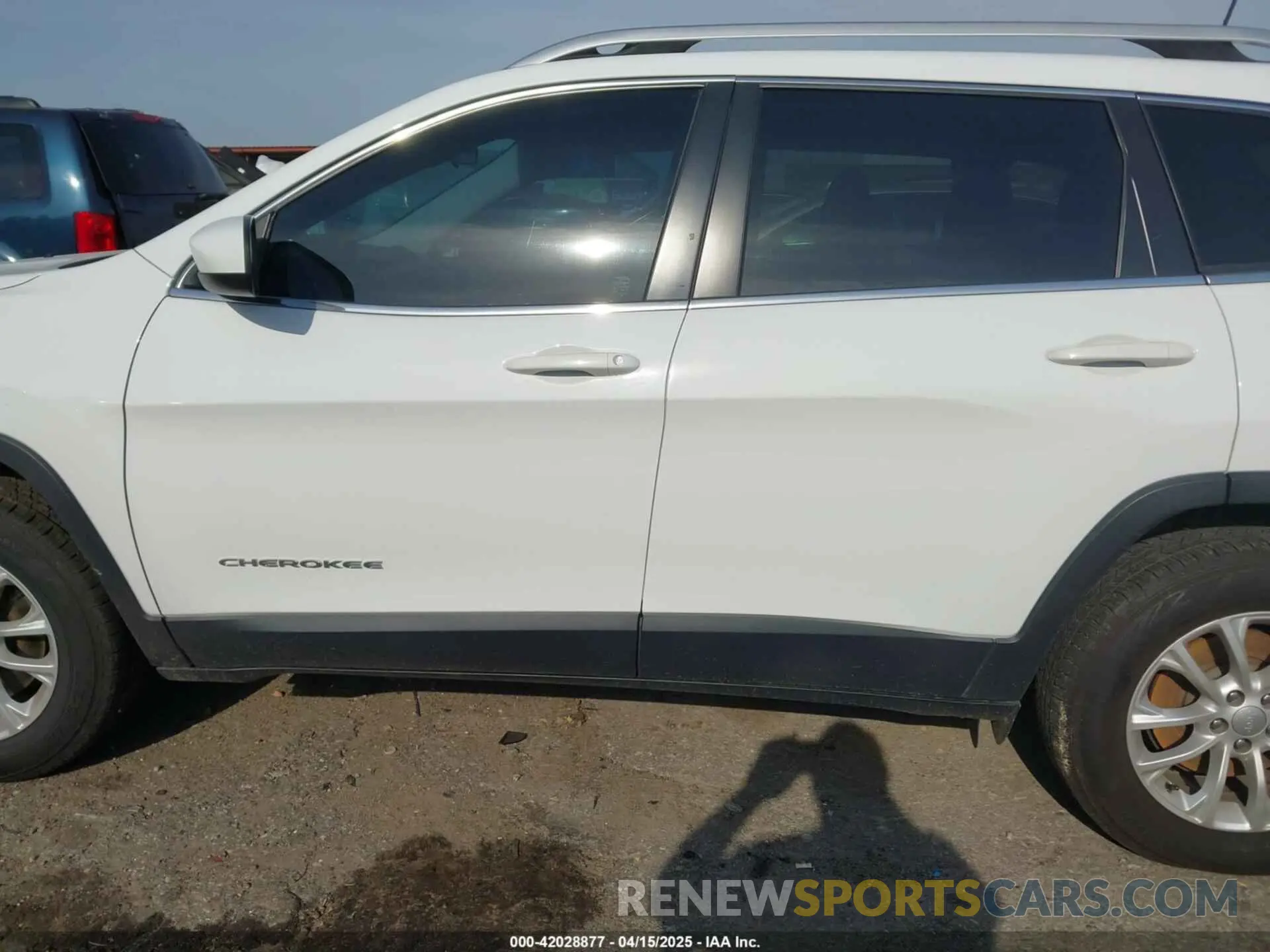 15 Photograph of a damaged car 1C4PJMCB3KD425451 JEEP CHEROKEE 2019