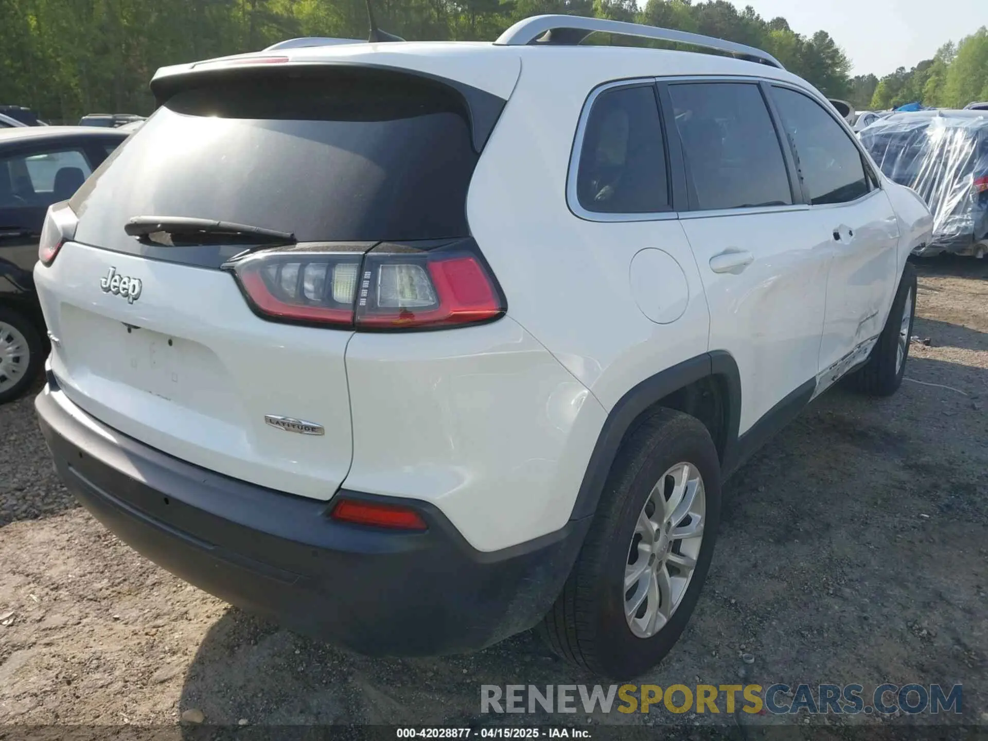 4 Photograph of a damaged car 1C4PJMCB3KD425451 JEEP CHEROKEE 2019