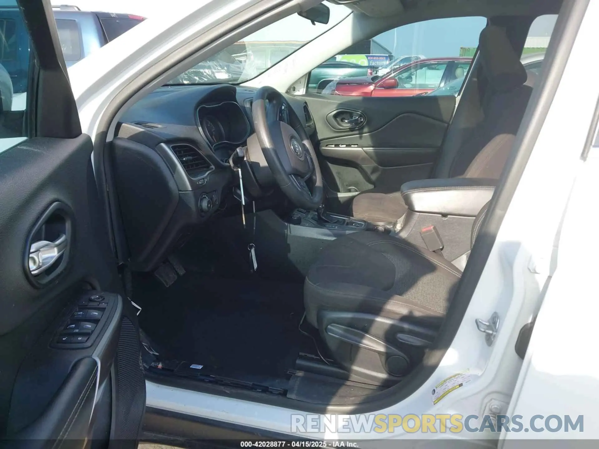 5 Photograph of a damaged car 1C4PJMCB3KD425451 JEEP CHEROKEE 2019