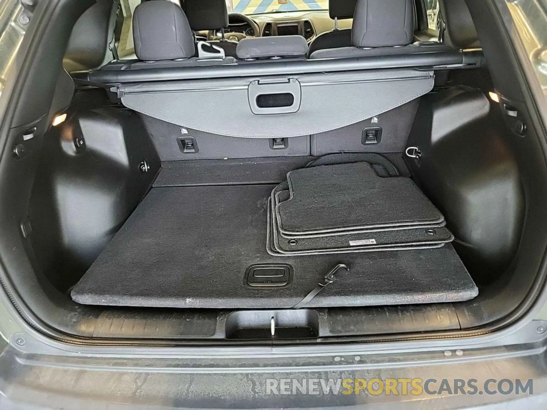 10 Photograph of a damaged car 1C4PJMCB3KD450804 JEEP CHEROKEE 2019
