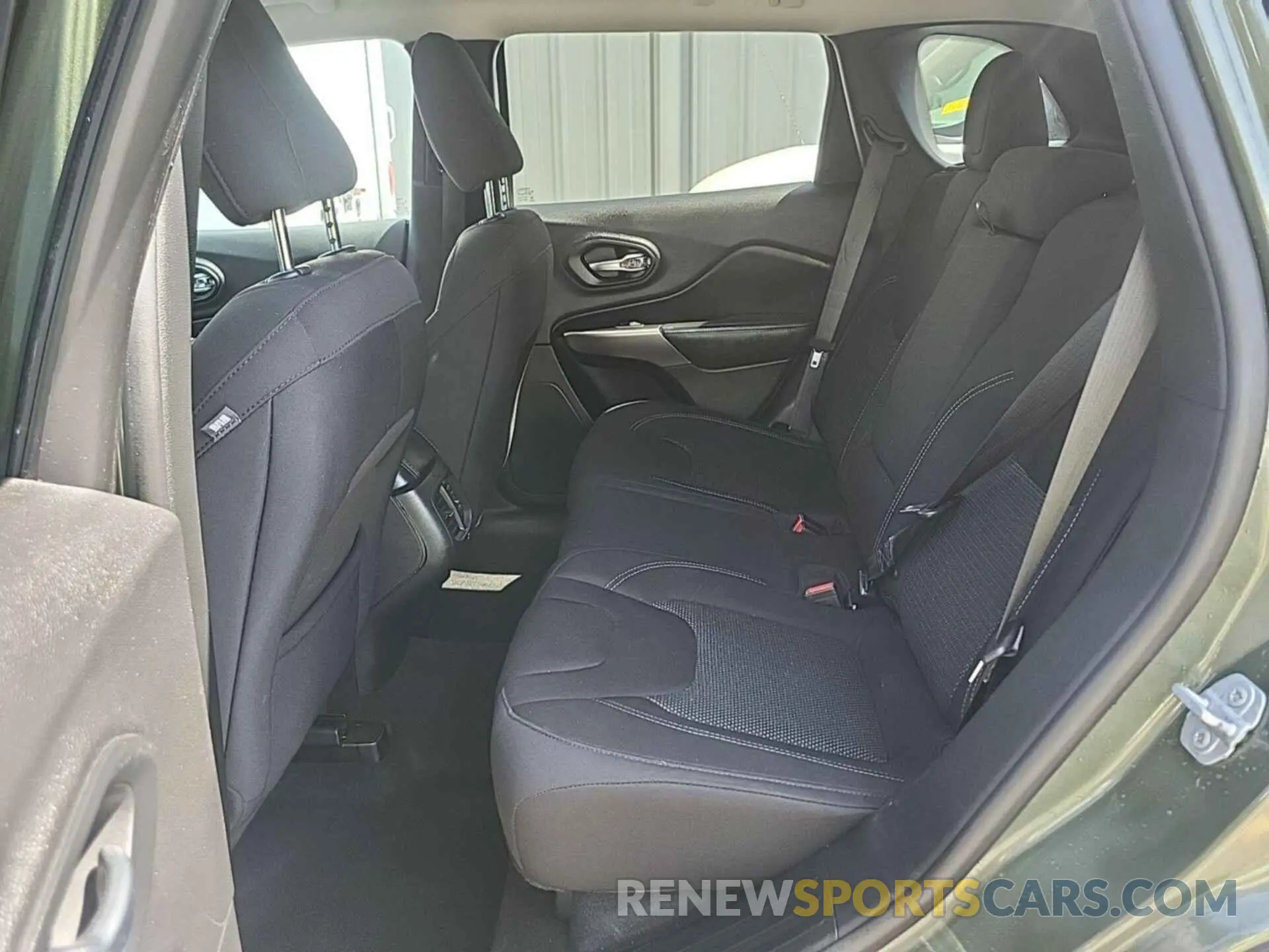 18 Photograph of a damaged car 1C4PJMCB3KD450804 JEEP CHEROKEE 2019
