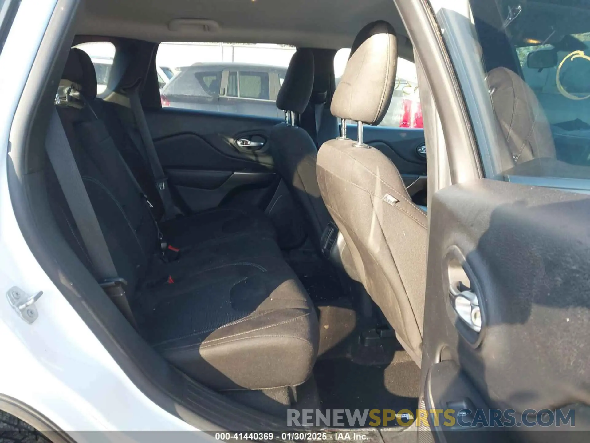 8 Photograph of a damaged car 1C4PJMCB5KD281272 JEEP CHEROKEE 2019