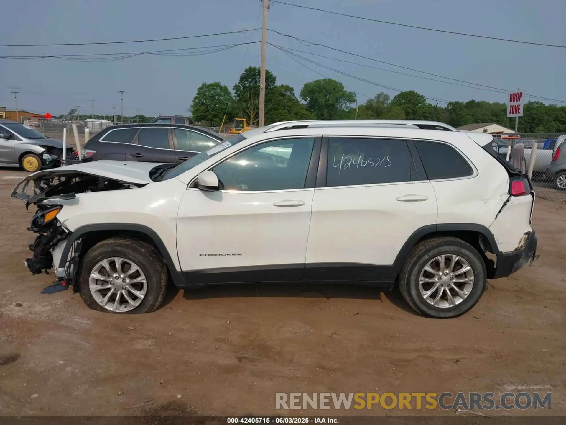 14 Photograph of a damaged car 1C4PJMCB5KD341728 JEEP CHEROKEE 2019