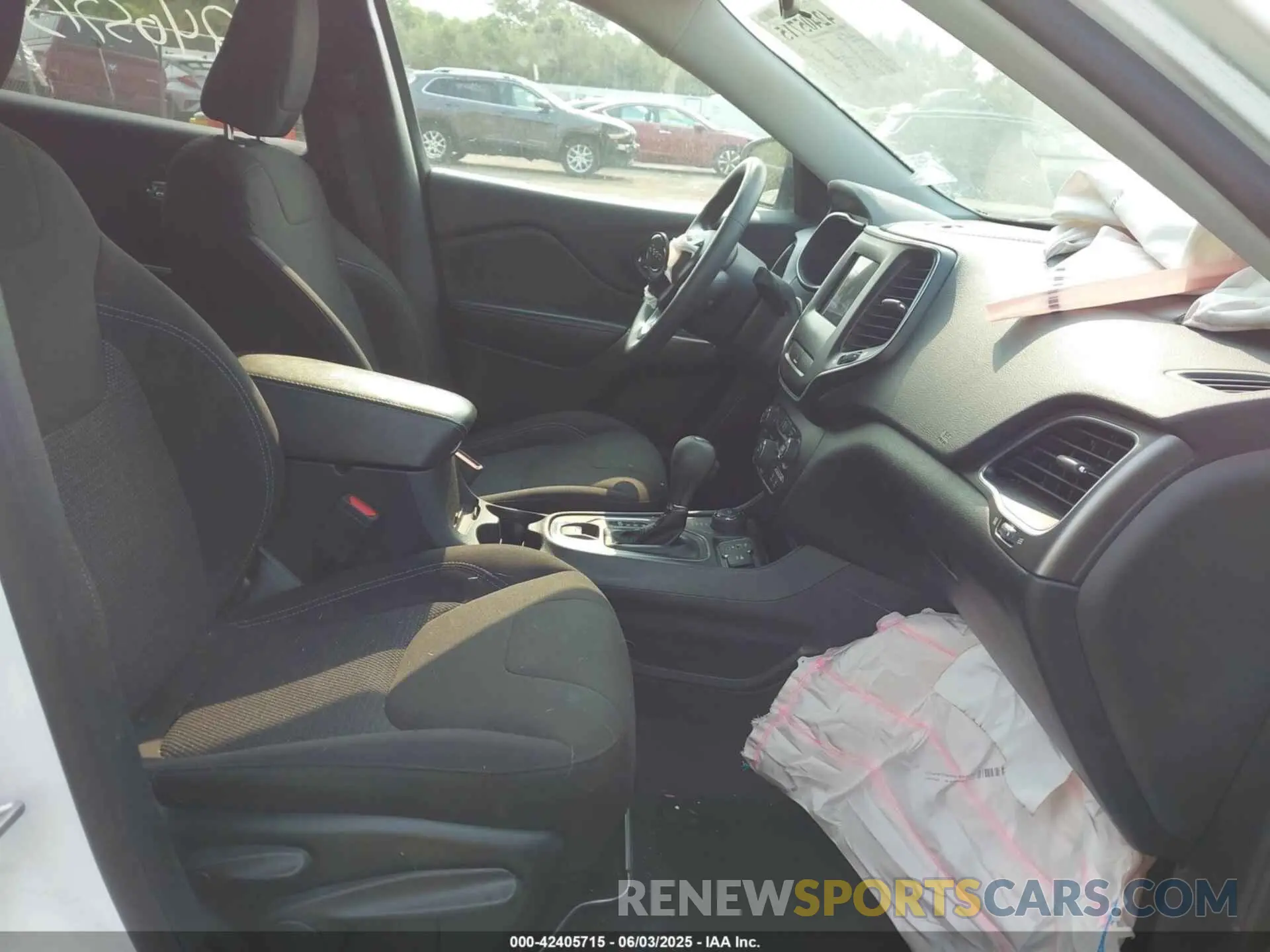 5 Photograph of a damaged car 1C4PJMCB5KD341728 JEEP CHEROKEE 2019