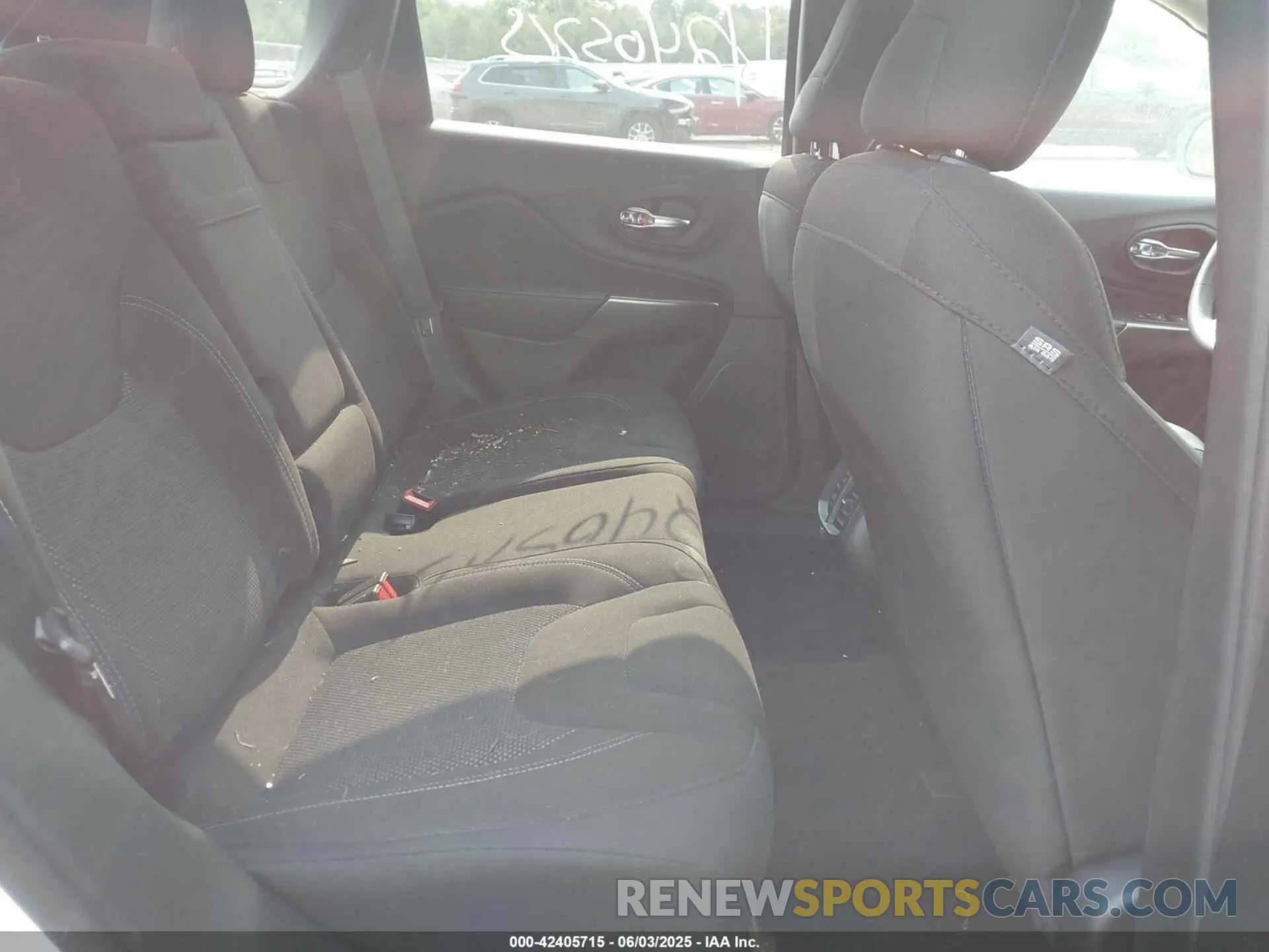 8 Photograph of a damaged car 1C4PJMCB5KD341728 JEEP CHEROKEE 2019