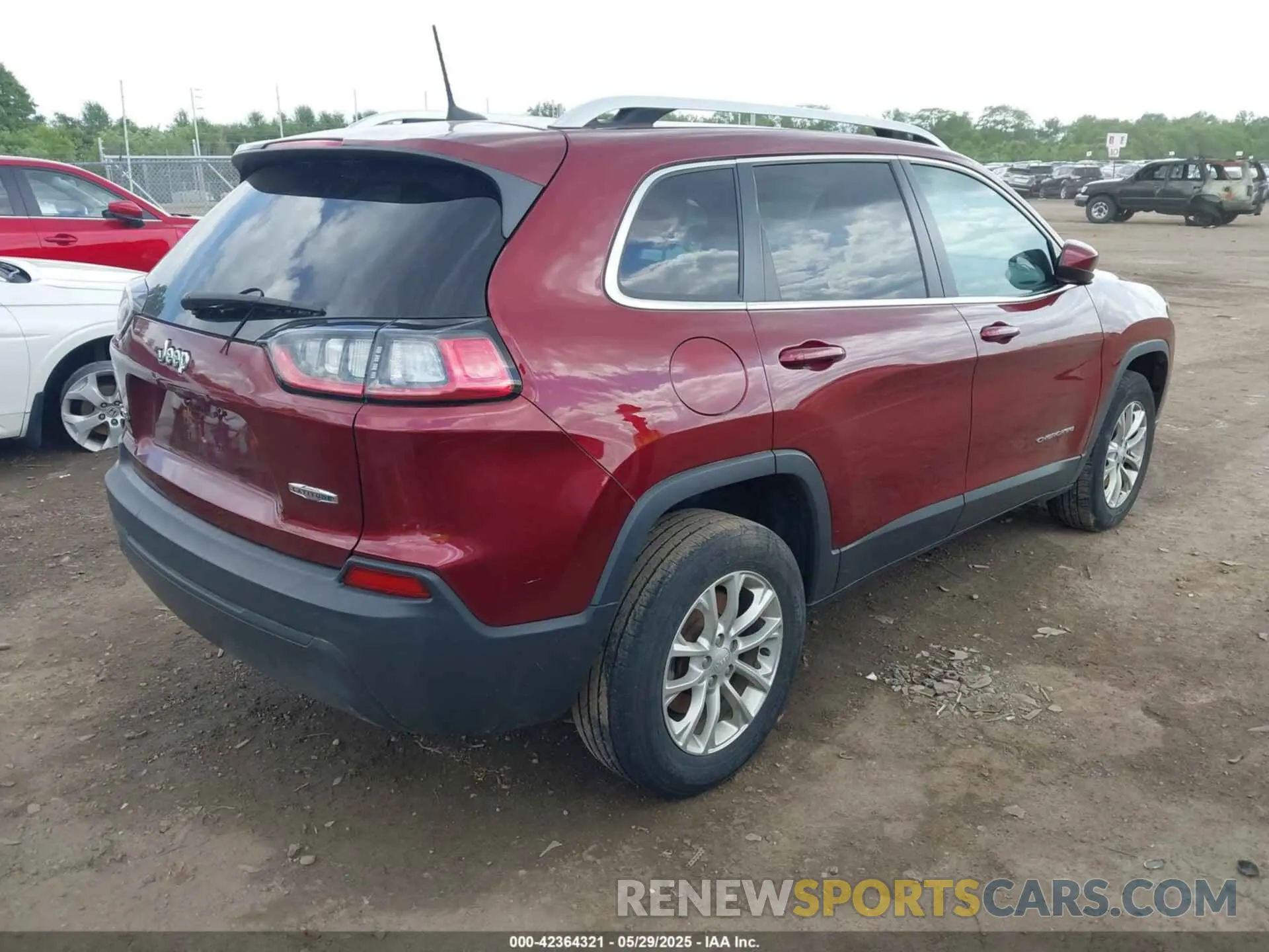 4 Photograph of a damaged car 1C4PJMCB5KD386572 JEEP CHEROKEE 2019