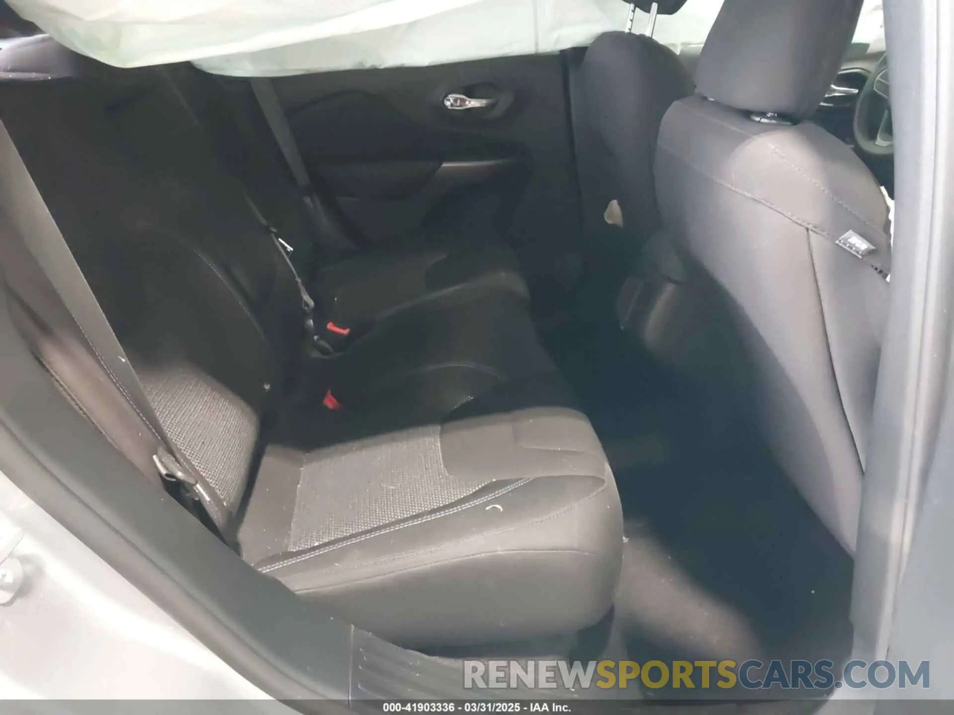 8 Photograph of a damaged car 1C4PJMCB7KD118915 JEEP CHEROKEE 2019