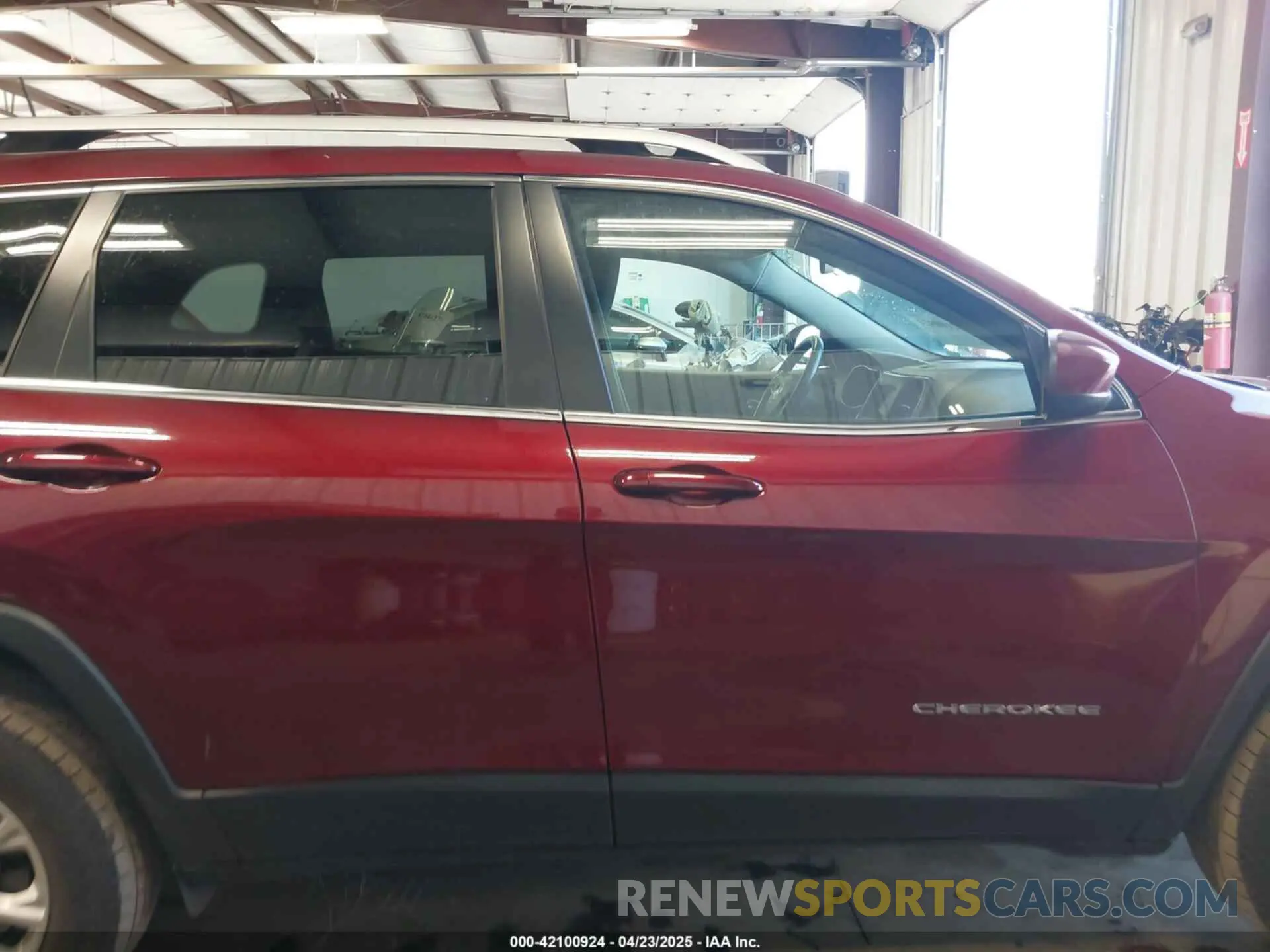 14 Photograph of a damaged car 1C4PJMCB7KD127453 JEEP CHEROKEE 2019