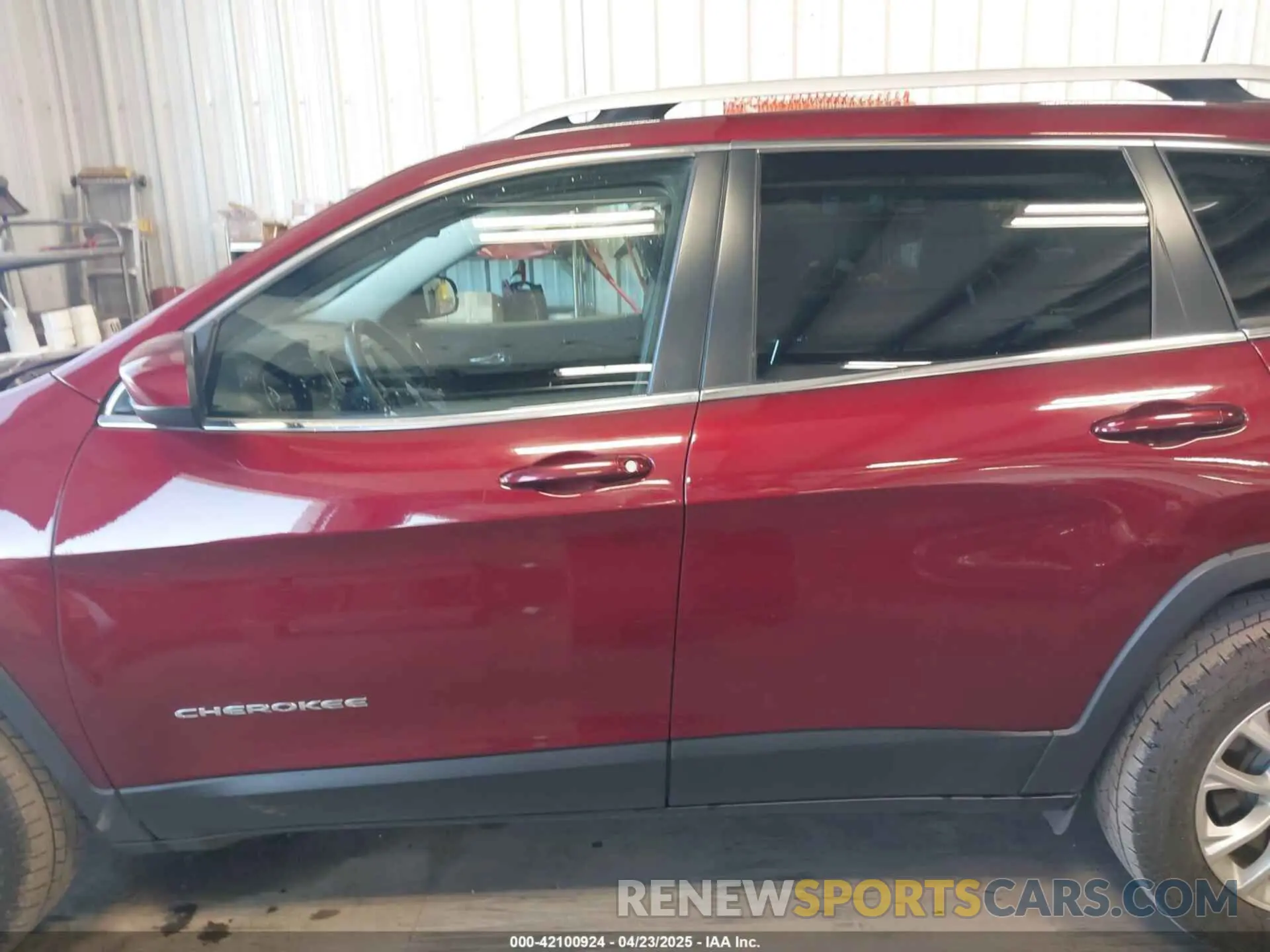 15 Photograph of a damaged car 1C4PJMCB7KD127453 JEEP CHEROKEE 2019