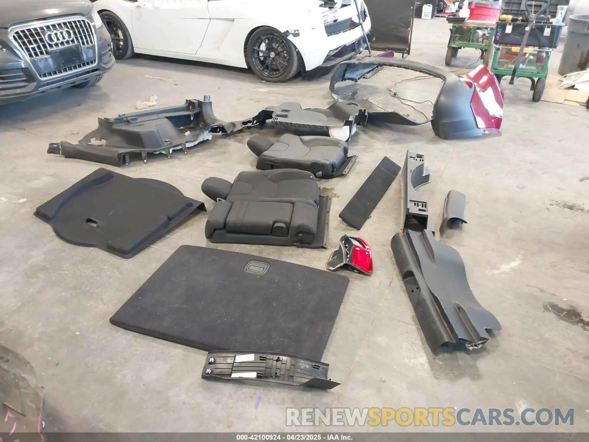 18 Photograph of a damaged car 1C4PJMCB7KD127453 JEEP CHEROKEE 2019