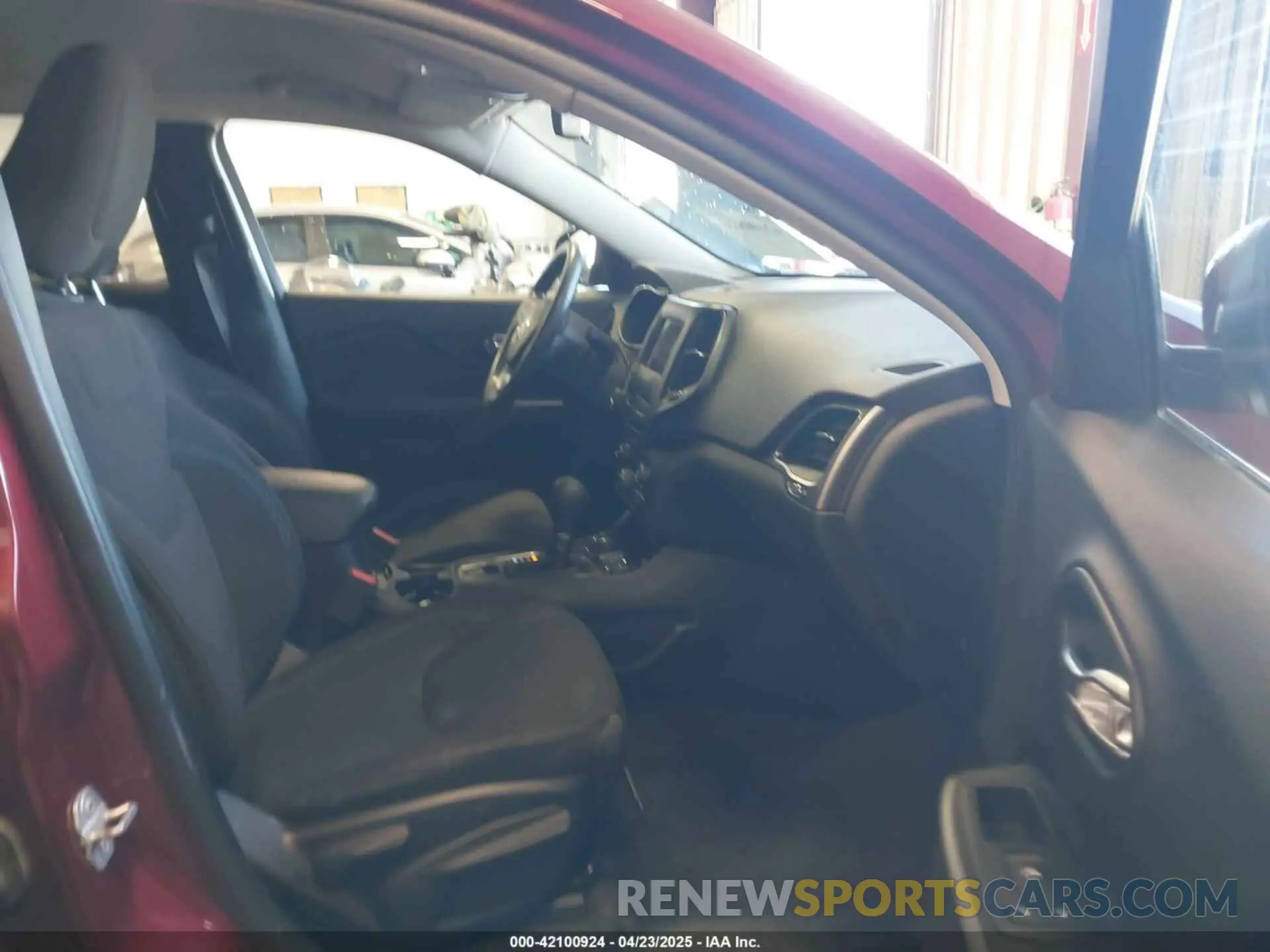 5 Photograph of a damaged car 1C4PJMCB7KD127453 JEEP CHEROKEE 2019