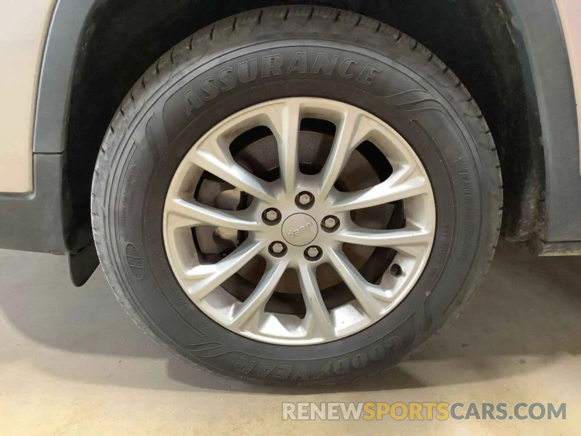 12 Photograph of a damaged car 1C4PJMCB8KD458316 JEEP CHEROKEE 2019