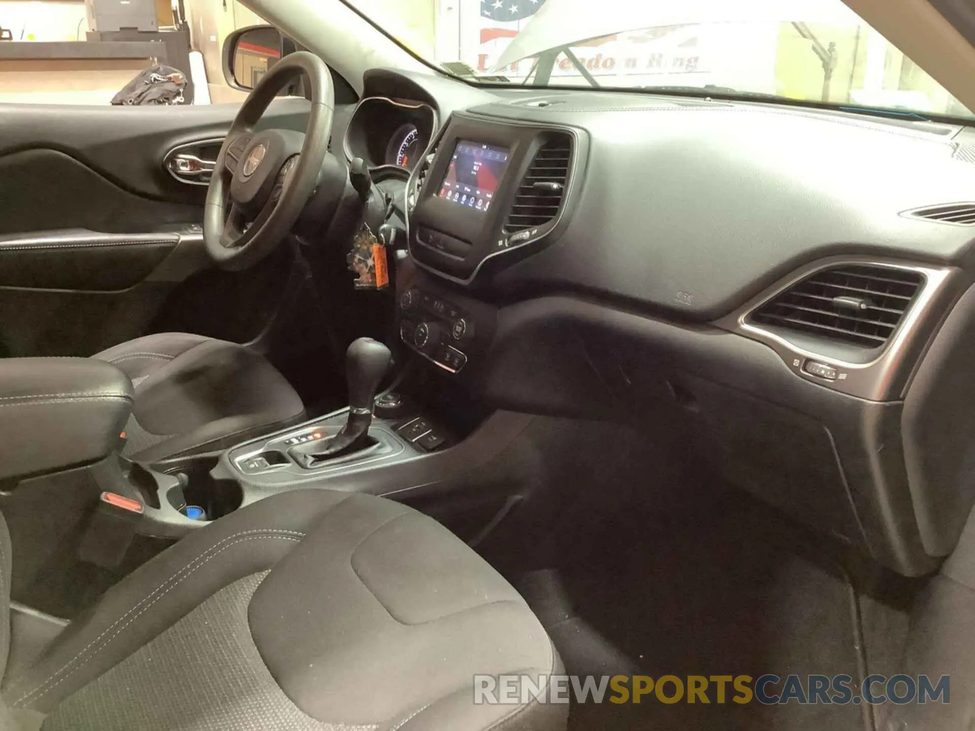 17 Photograph of a damaged car 1C4PJMCB8KD458316 JEEP CHEROKEE 2019