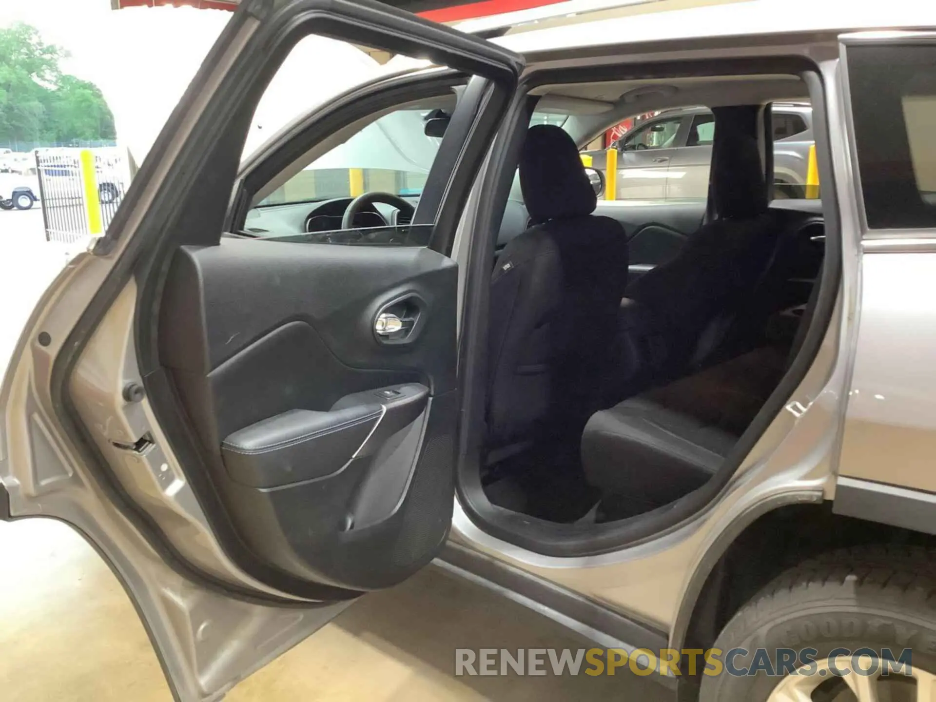 2 Photograph of a damaged car 1C4PJMCB8KD458316 JEEP CHEROKEE 2019