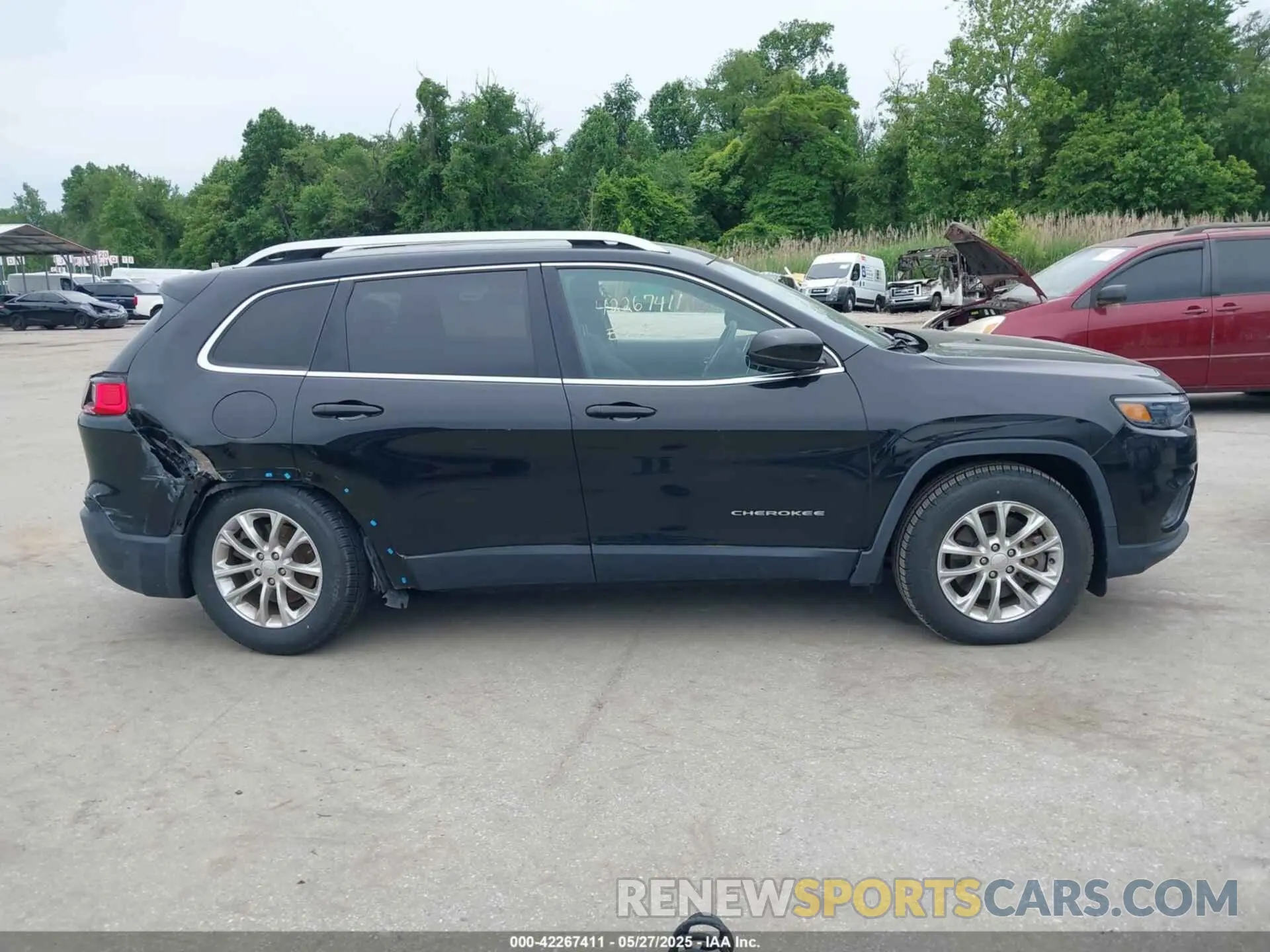 13 Photograph of a damaged car 1C4PJMCB9KD140835 JEEP CHEROKEE 2019