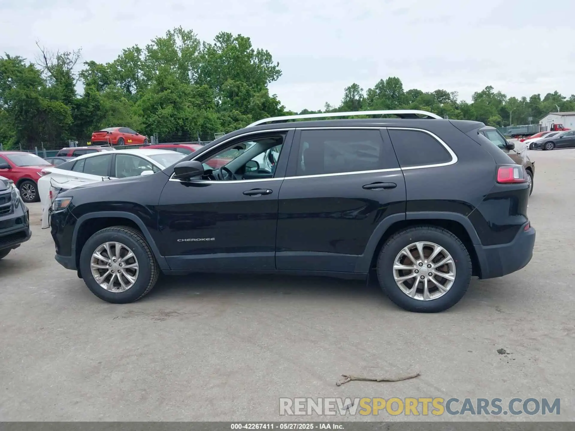 14 Photograph of a damaged car 1C4PJMCB9KD140835 JEEP CHEROKEE 2019