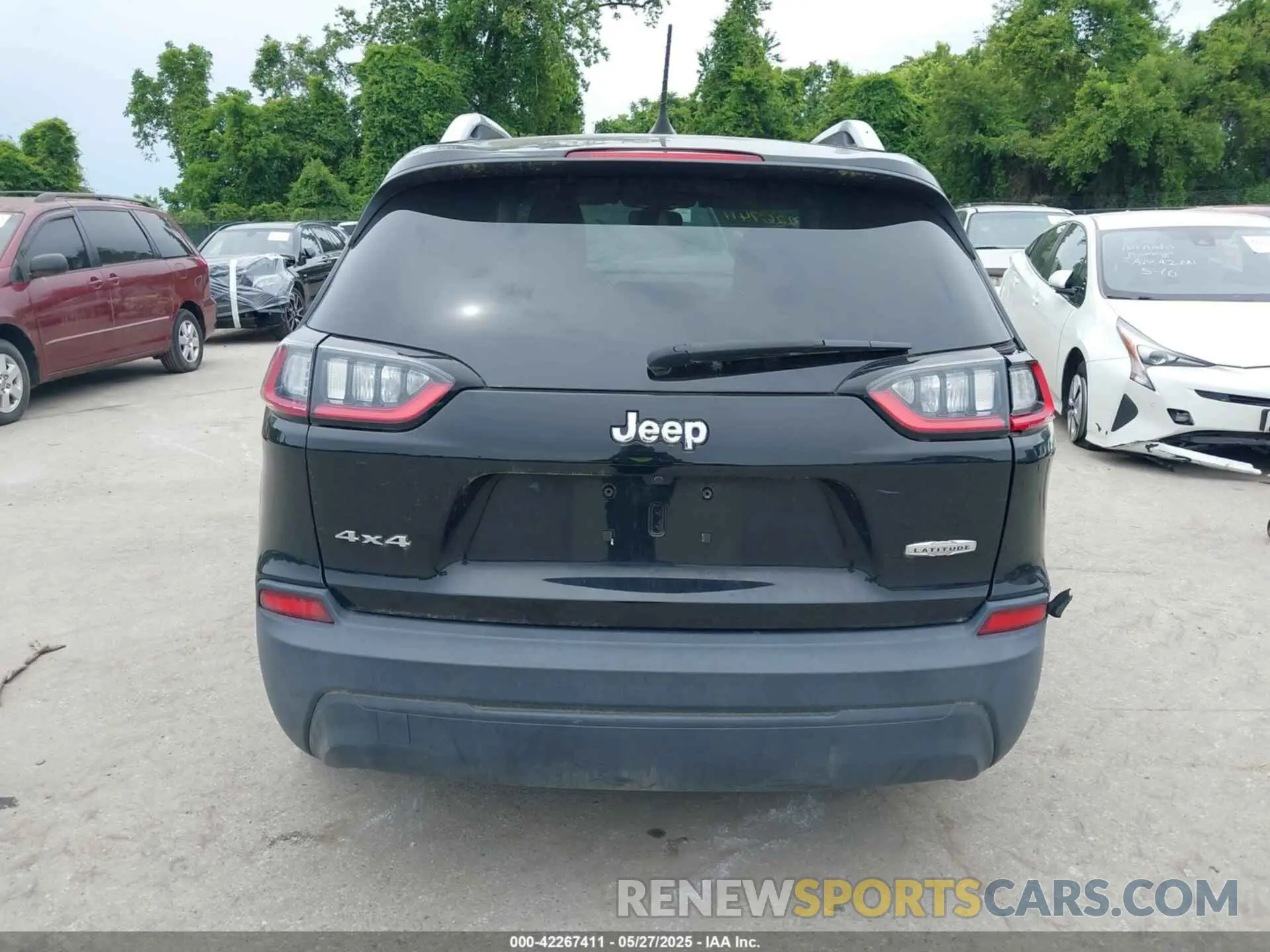 16 Photograph of a damaged car 1C4PJMCB9KD140835 JEEP CHEROKEE 2019