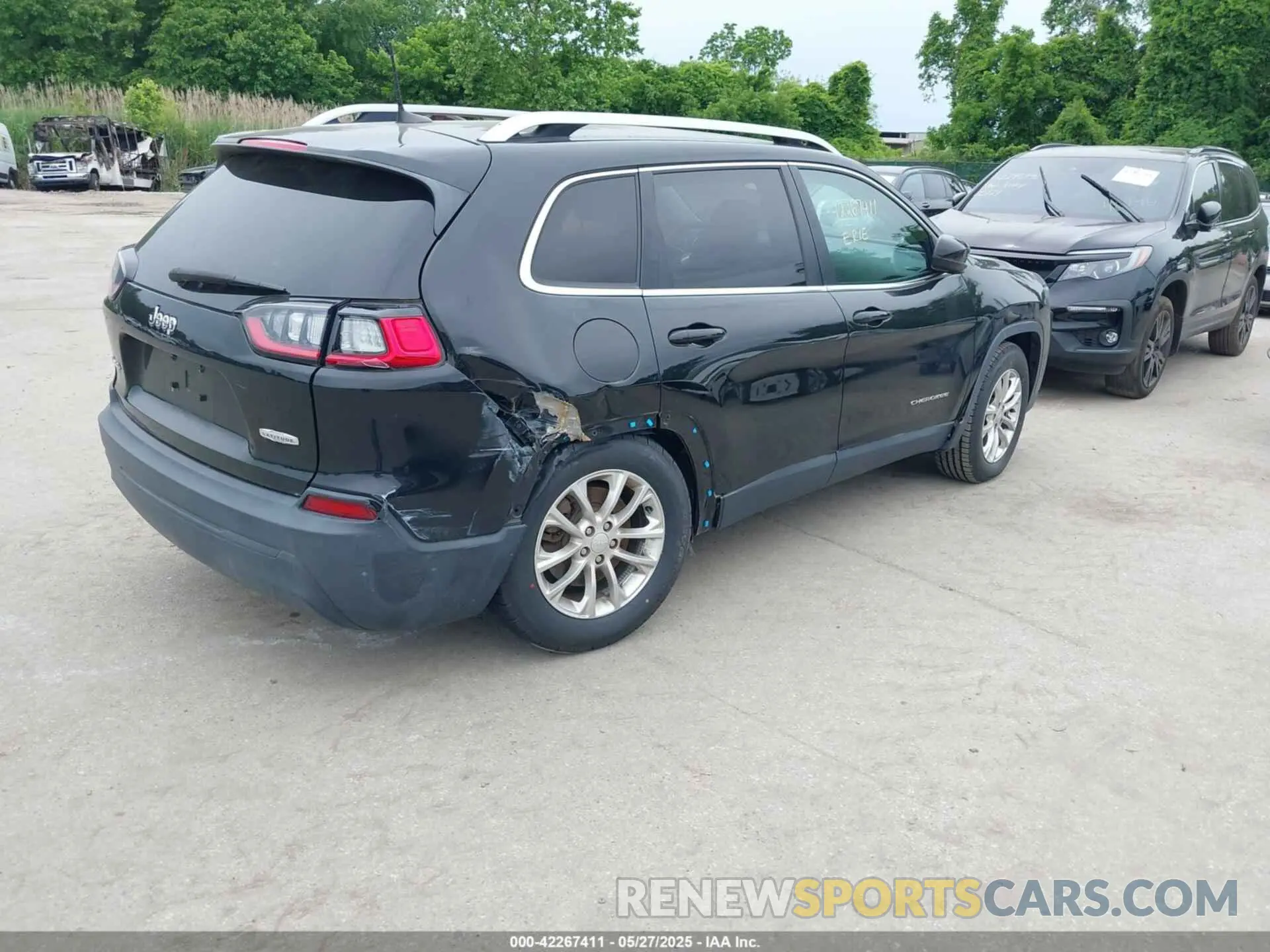 4 Photograph of a damaged car 1C4PJMCB9KD140835 JEEP CHEROKEE 2019