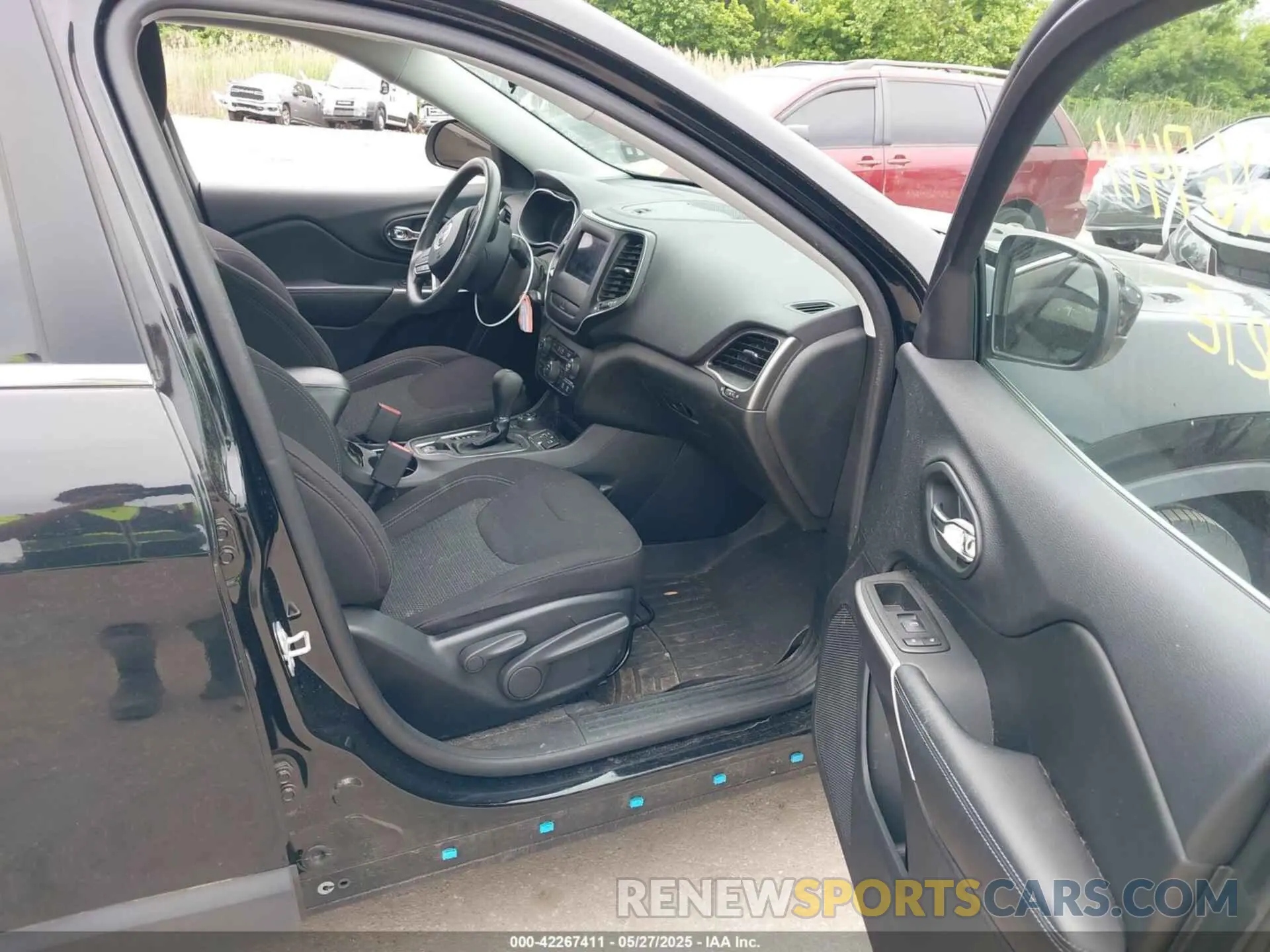 5 Photograph of a damaged car 1C4PJMCB9KD140835 JEEP CHEROKEE 2019