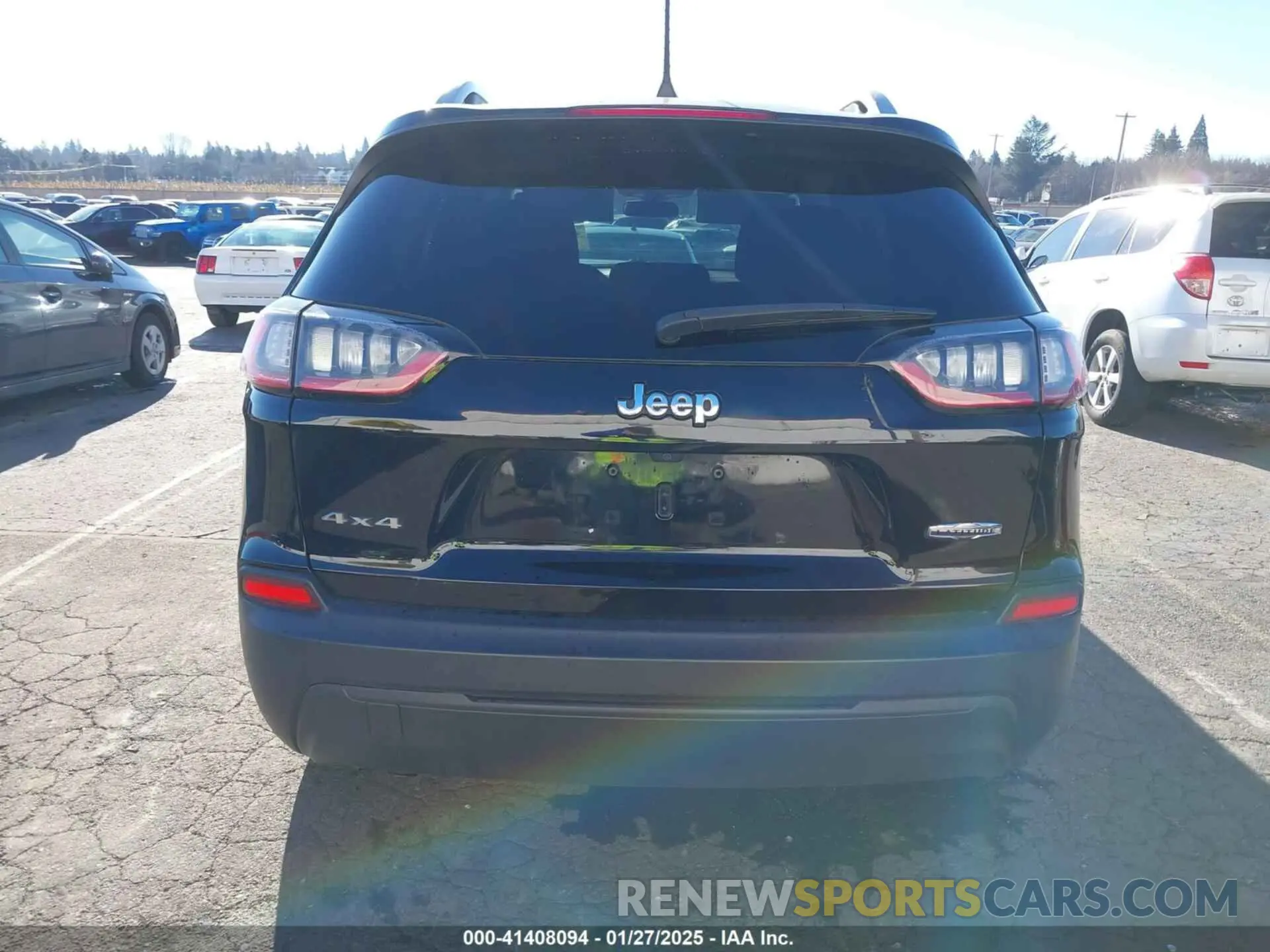 17 Photograph of a damaged car 1C4PJMCB9KD351369 JEEP CHEROKEE 2019