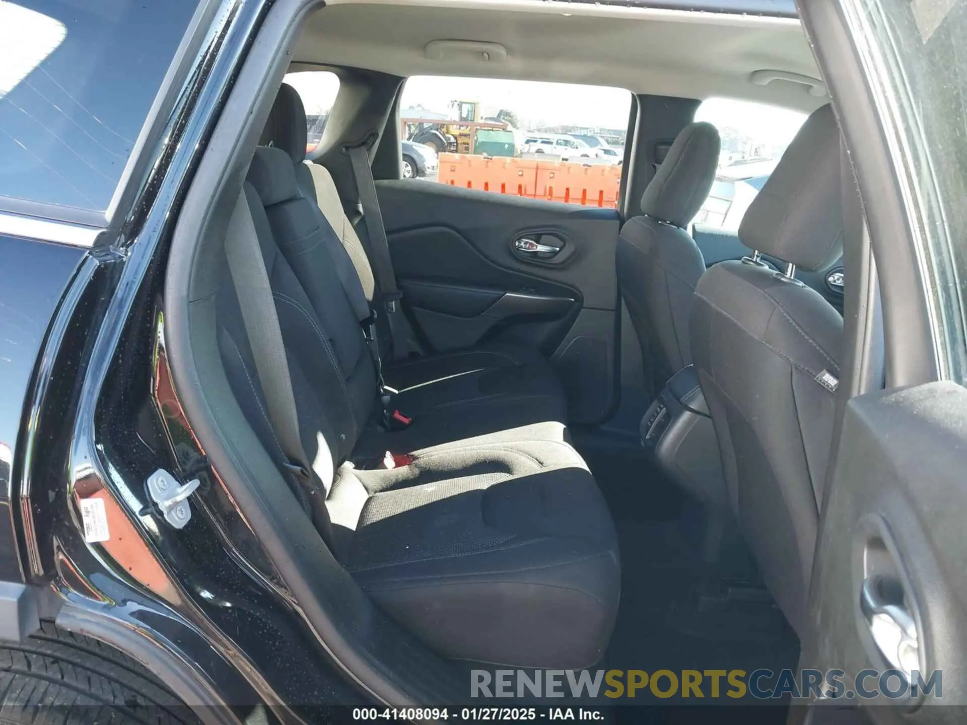 8 Photograph of a damaged car 1C4PJMCB9KD351369 JEEP CHEROKEE 2019