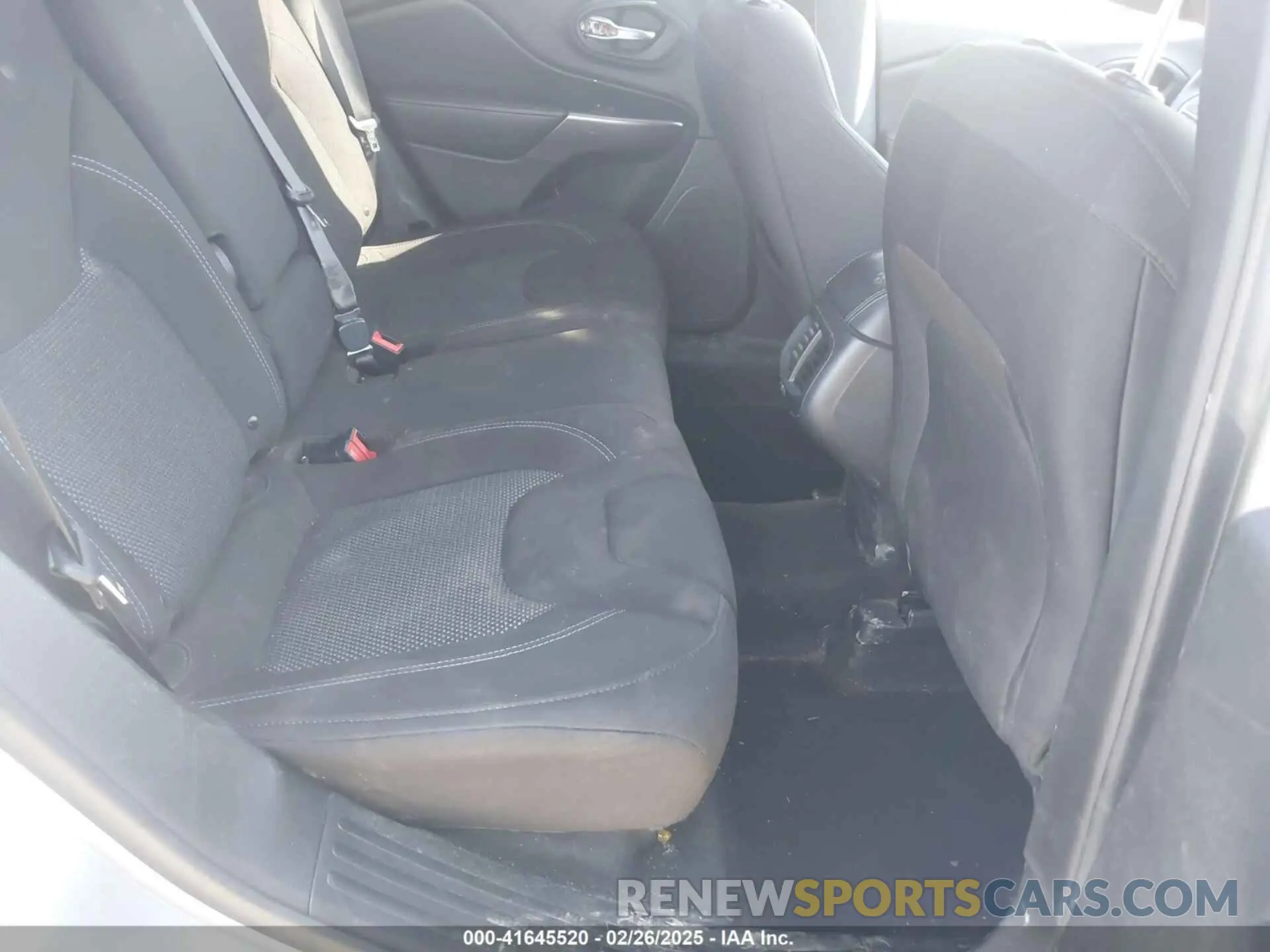 8 Photograph of a damaged car 1C4PJMCB9KD442979 JEEP CHEROKEE 2019