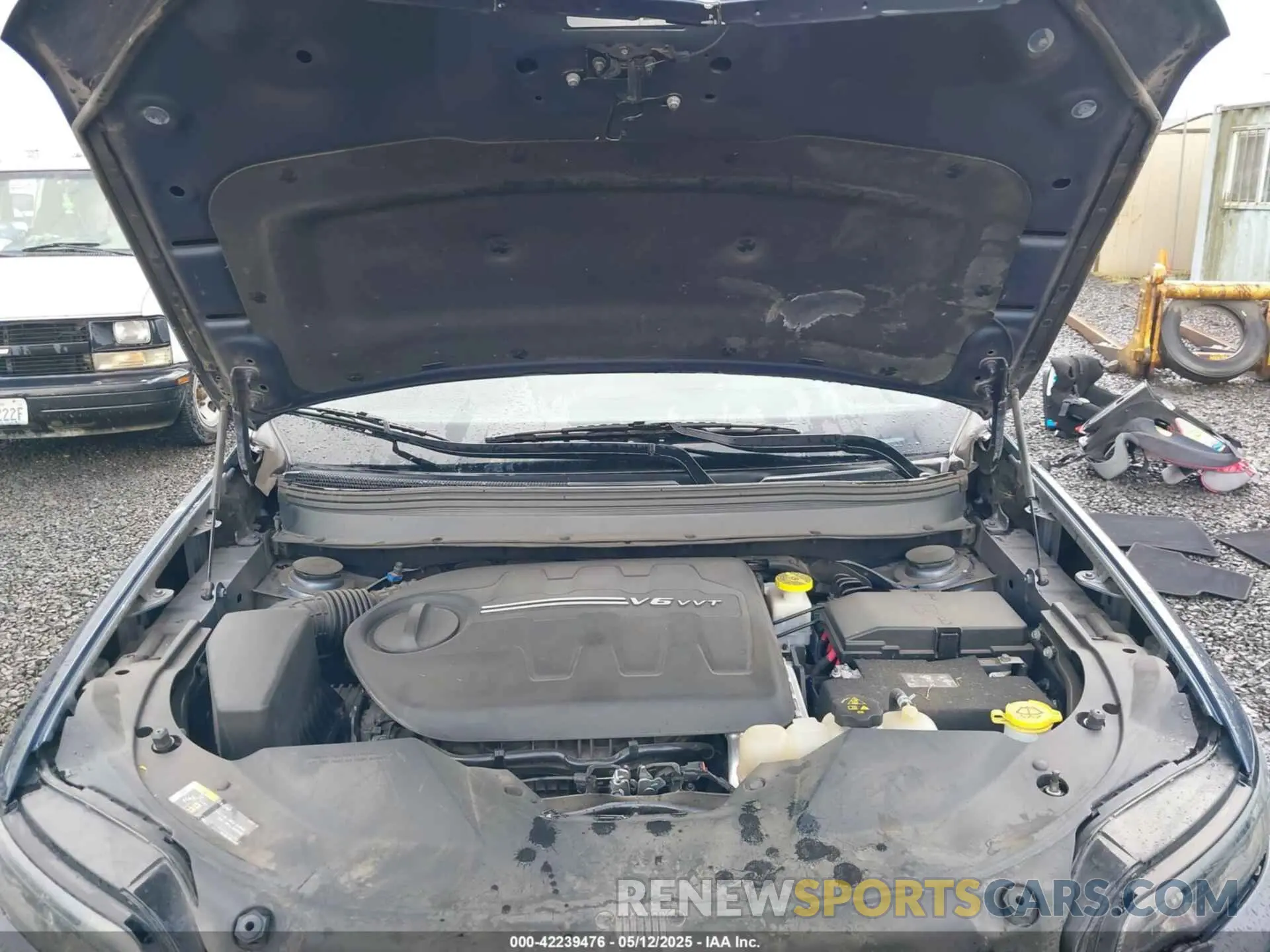 10 Photograph of a damaged car 1C4PJMCX2KD369871 JEEP CHEROKEE 2019