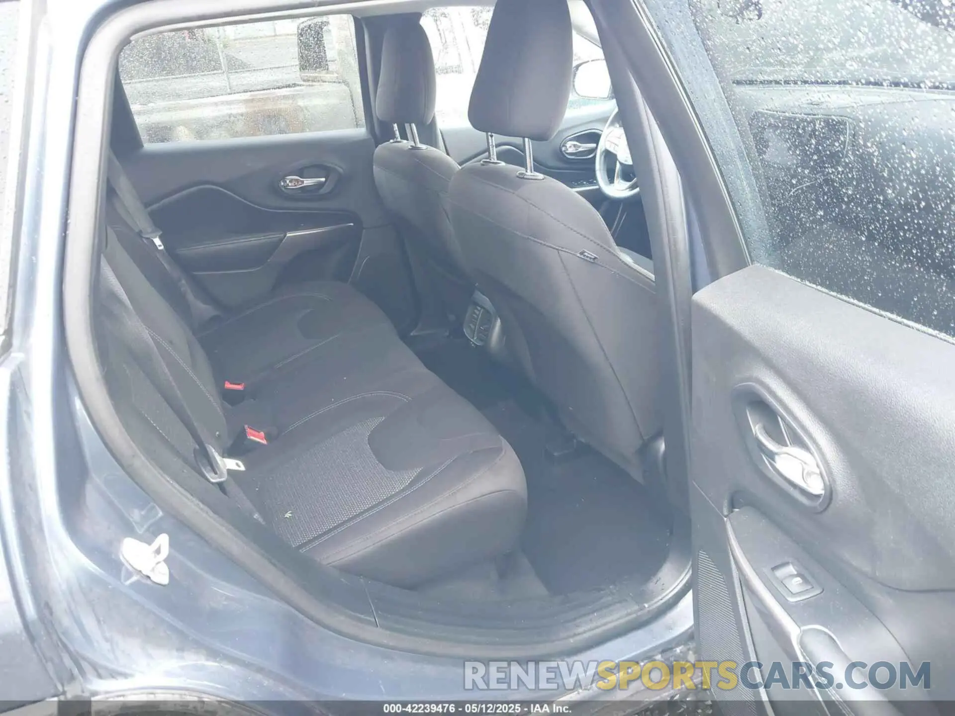 8 Photograph of a damaged car 1C4PJMCX2KD369871 JEEP CHEROKEE 2019
