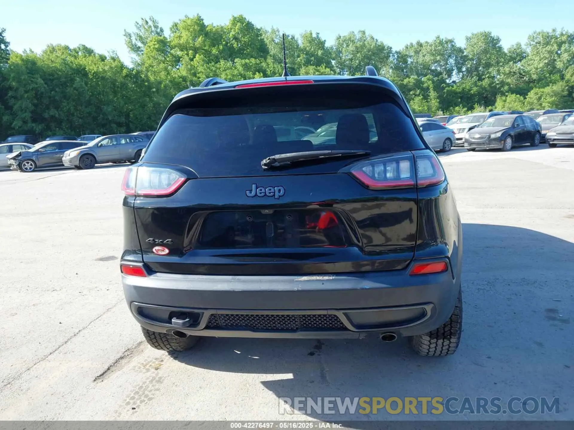17 Photograph of a damaged car 1C4PJMCX2KD473275 JEEP CHEROKEE 2019