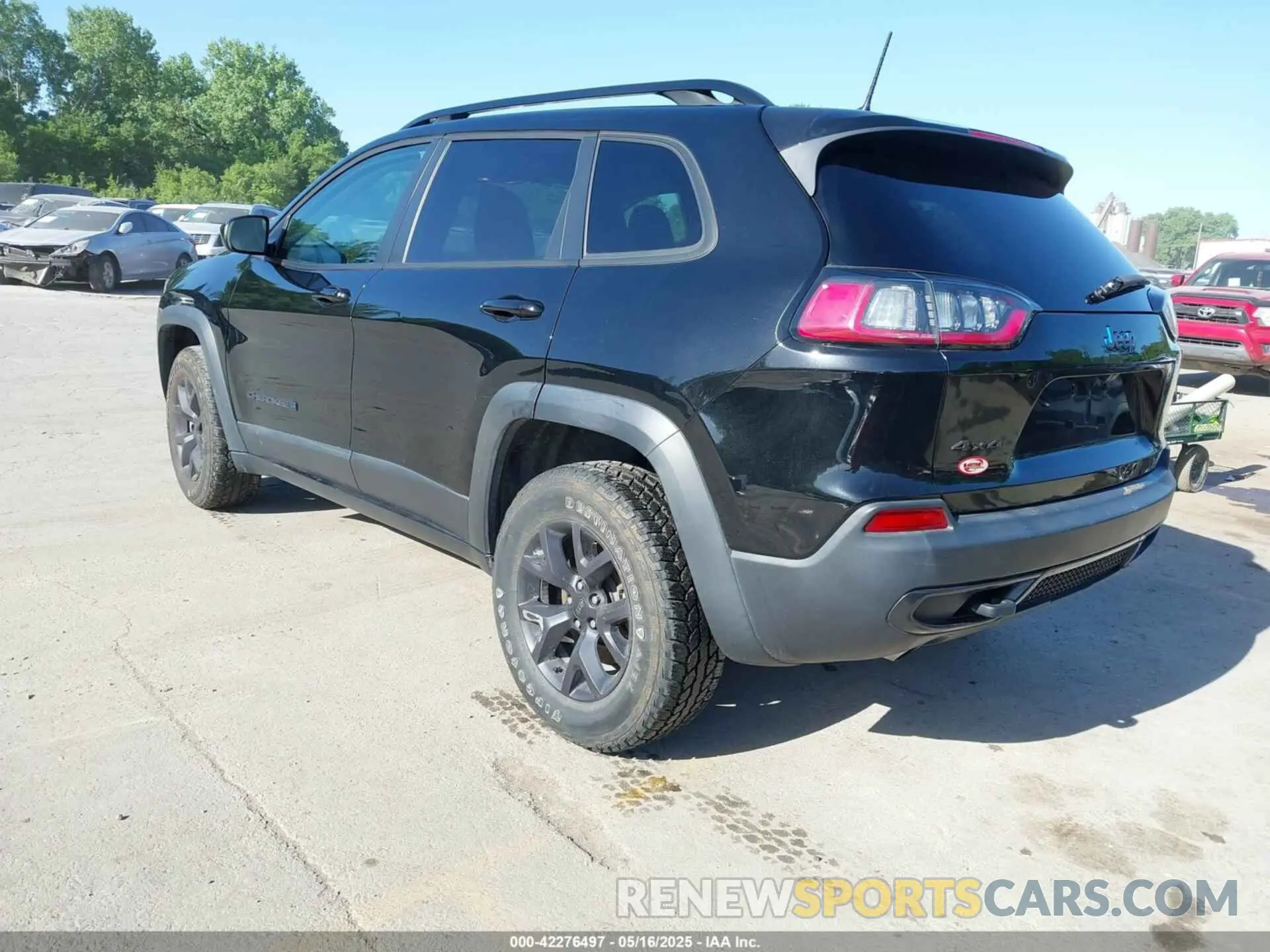 3 Photograph of a damaged car 1C4PJMCX2KD473275 JEEP CHEROKEE 2019