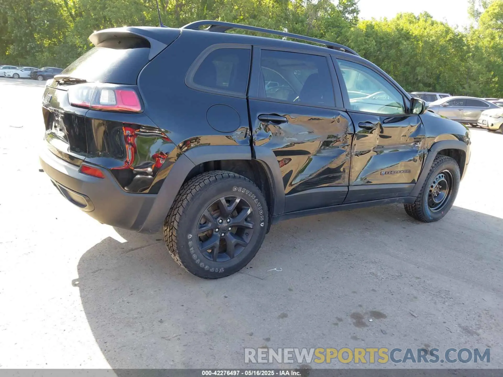 4 Photograph of a damaged car 1C4PJMCX2KD473275 JEEP CHEROKEE 2019