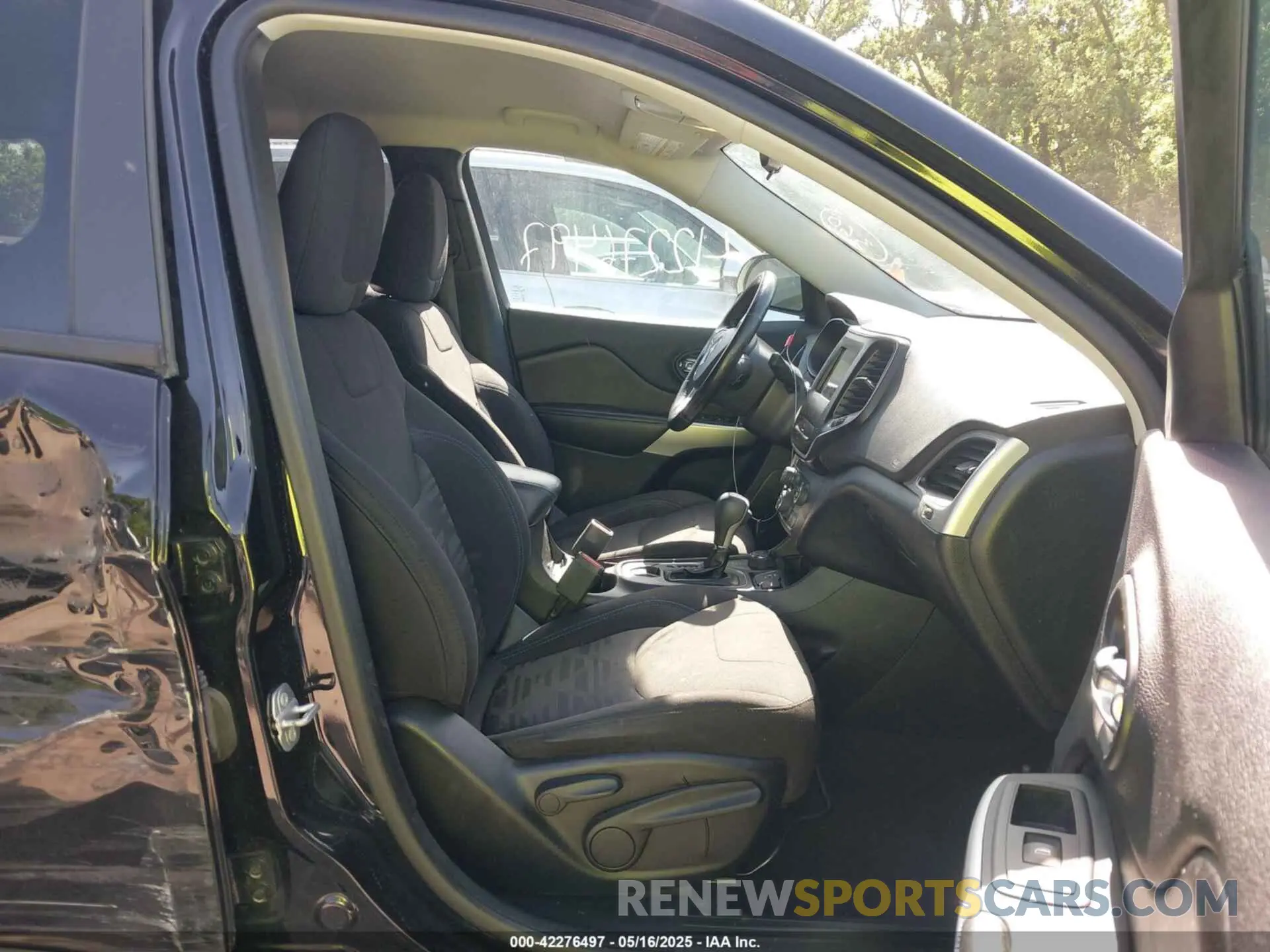 5 Photograph of a damaged car 1C4PJMCX2KD473275 JEEP CHEROKEE 2019