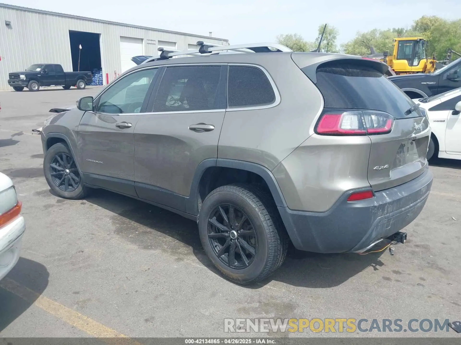 3 Photograph of a damaged car 1C4PJMCX3KD103498 JEEP CHEROKEE 2019