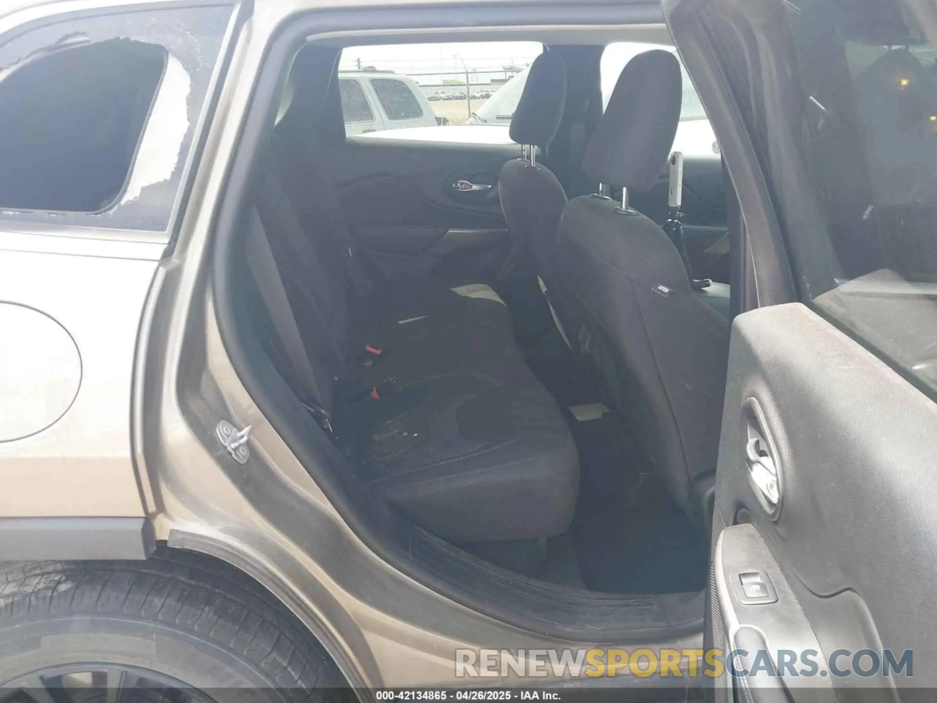8 Photograph of a damaged car 1C4PJMCX3KD103498 JEEP CHEROKEE 2019