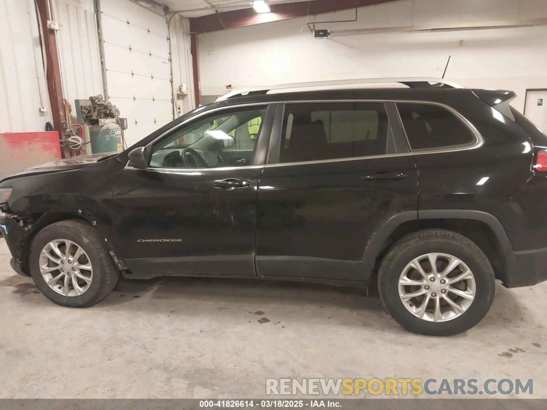 14 Photograph of a damaged car 1C4PJMCX6KD218841 JEEP CHEROKEE 2019