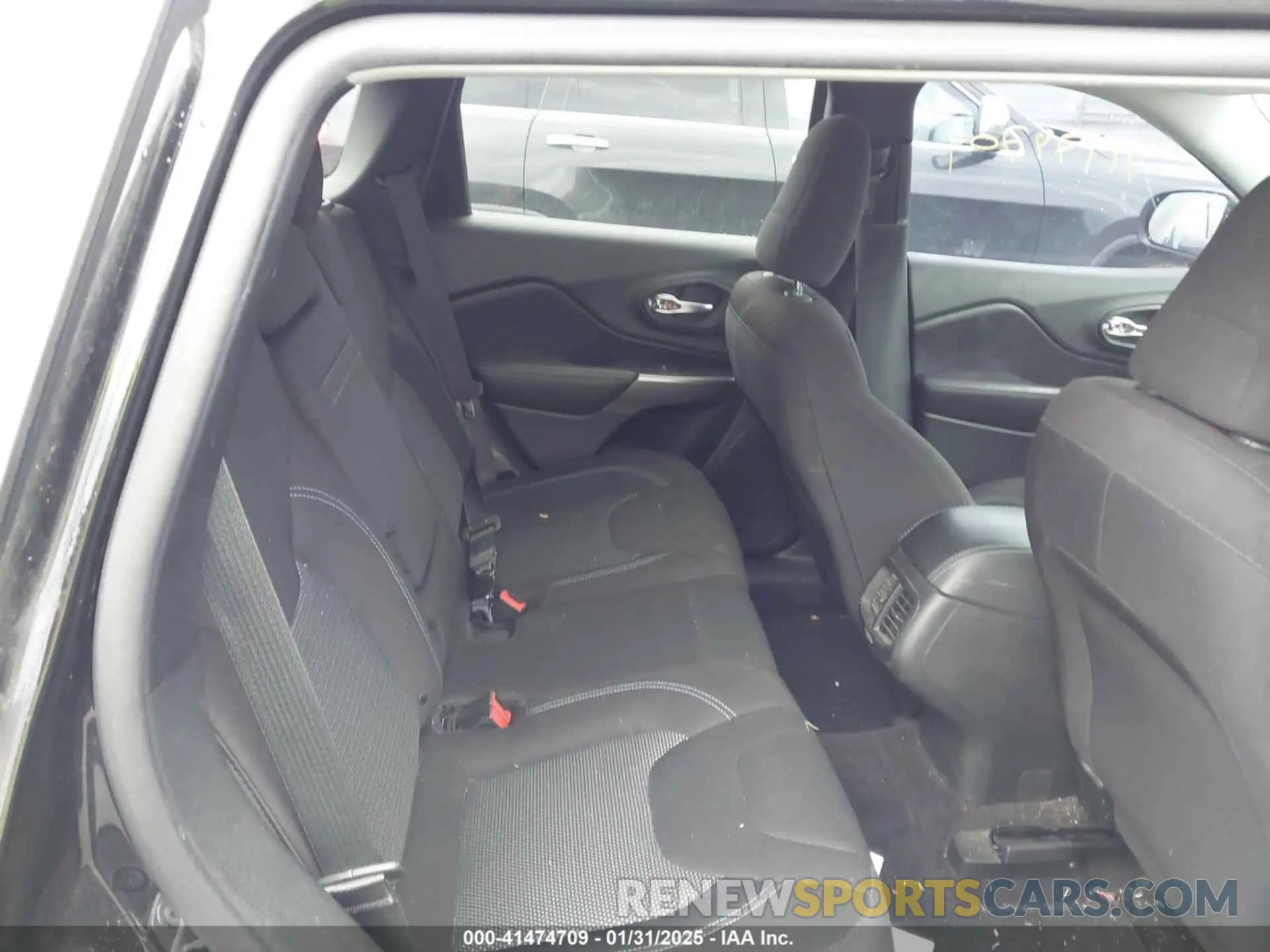 8 Photograph of a damaged car 1C4PJMCX7KD230450 JEEP CHEROKEE 2019