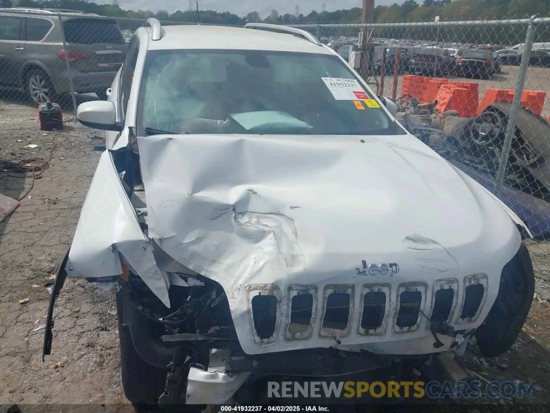 12 Photograph of a damaged car 1C4PJMCX8KD337314 JEEP CHEROKEE 2019