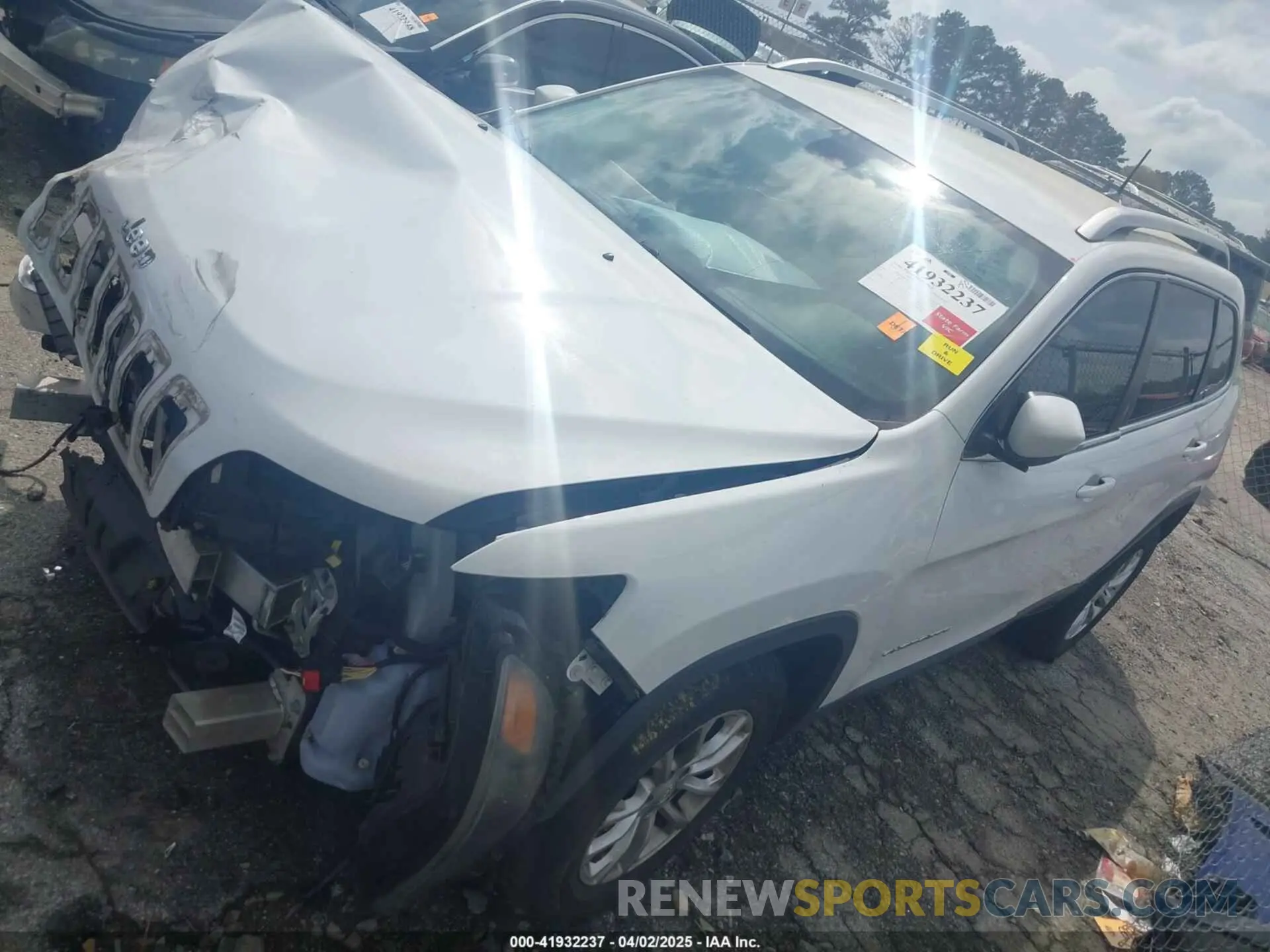 2 Photograph of a damaged car 1C4PJMCX8KD337314 JEEP CHEROKEE 2019