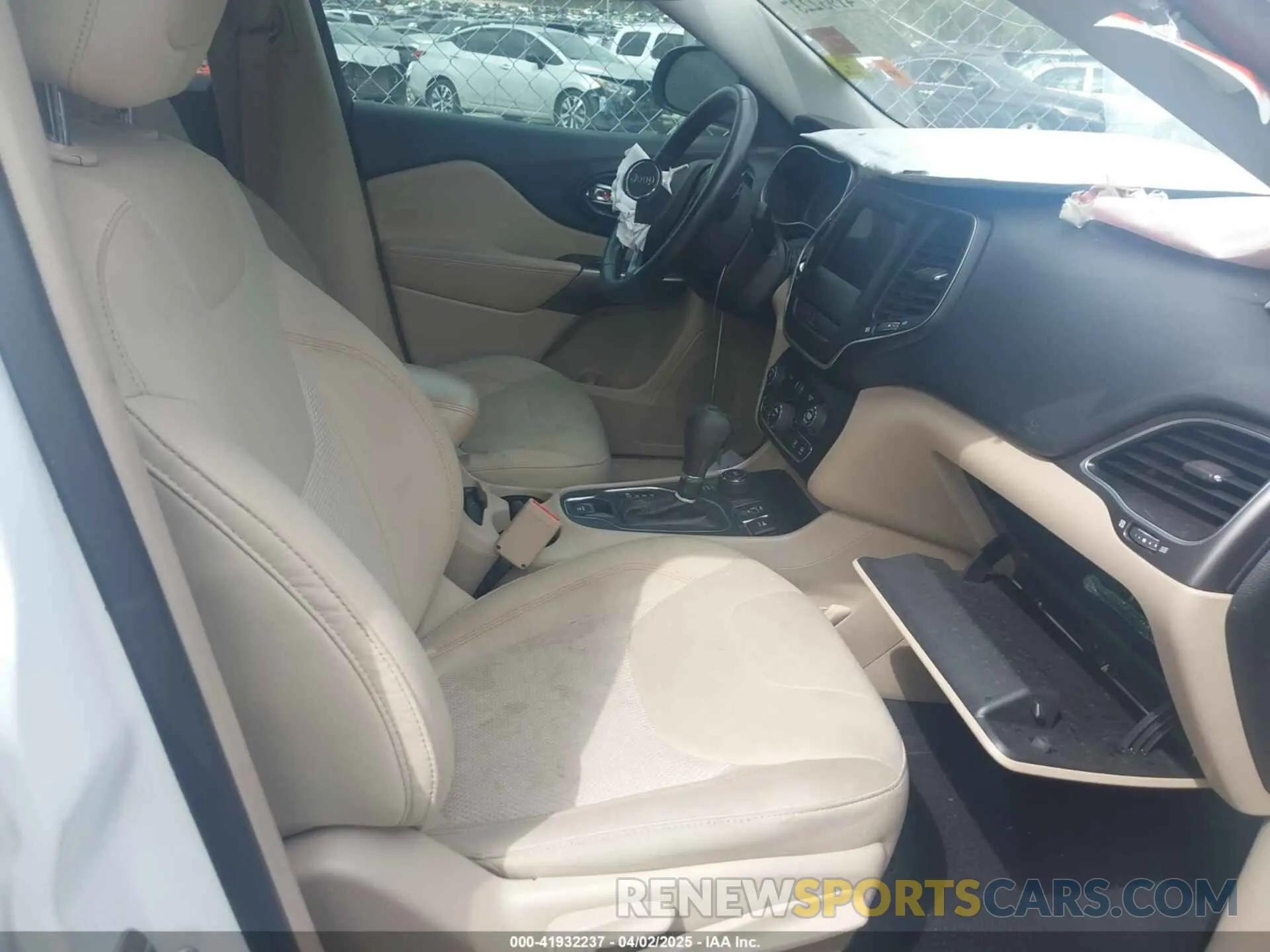 5 Photograph of a damaged car 1C4PJMCX8KD337314 JEEP CHEROKEE 2019
