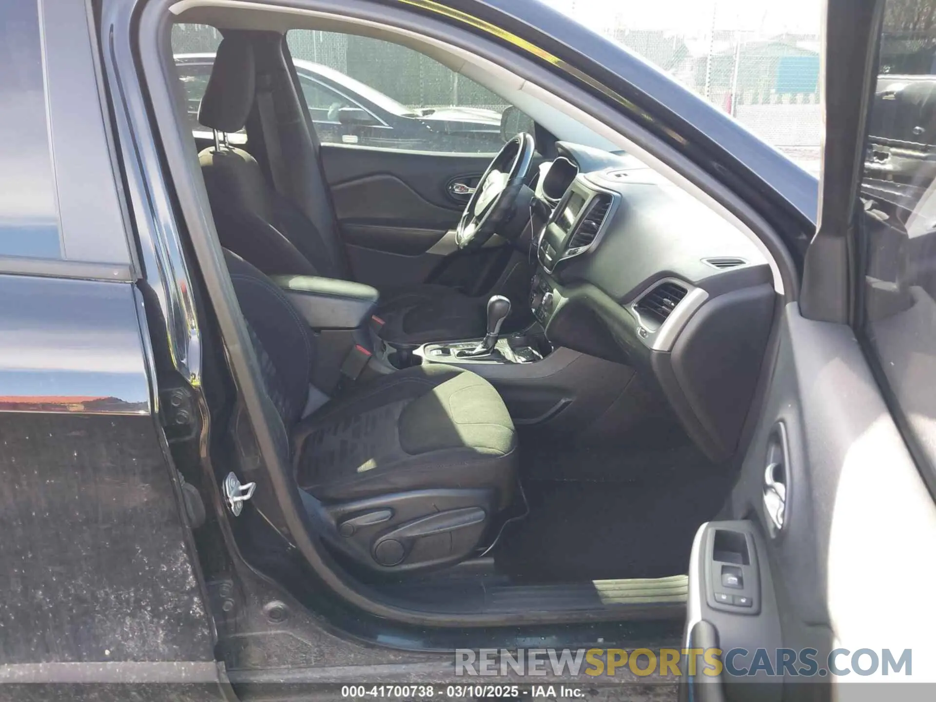 5 Photograph of a damaged car 1C4PJMCX8KD464323 JEEP CHEROKEE 2019