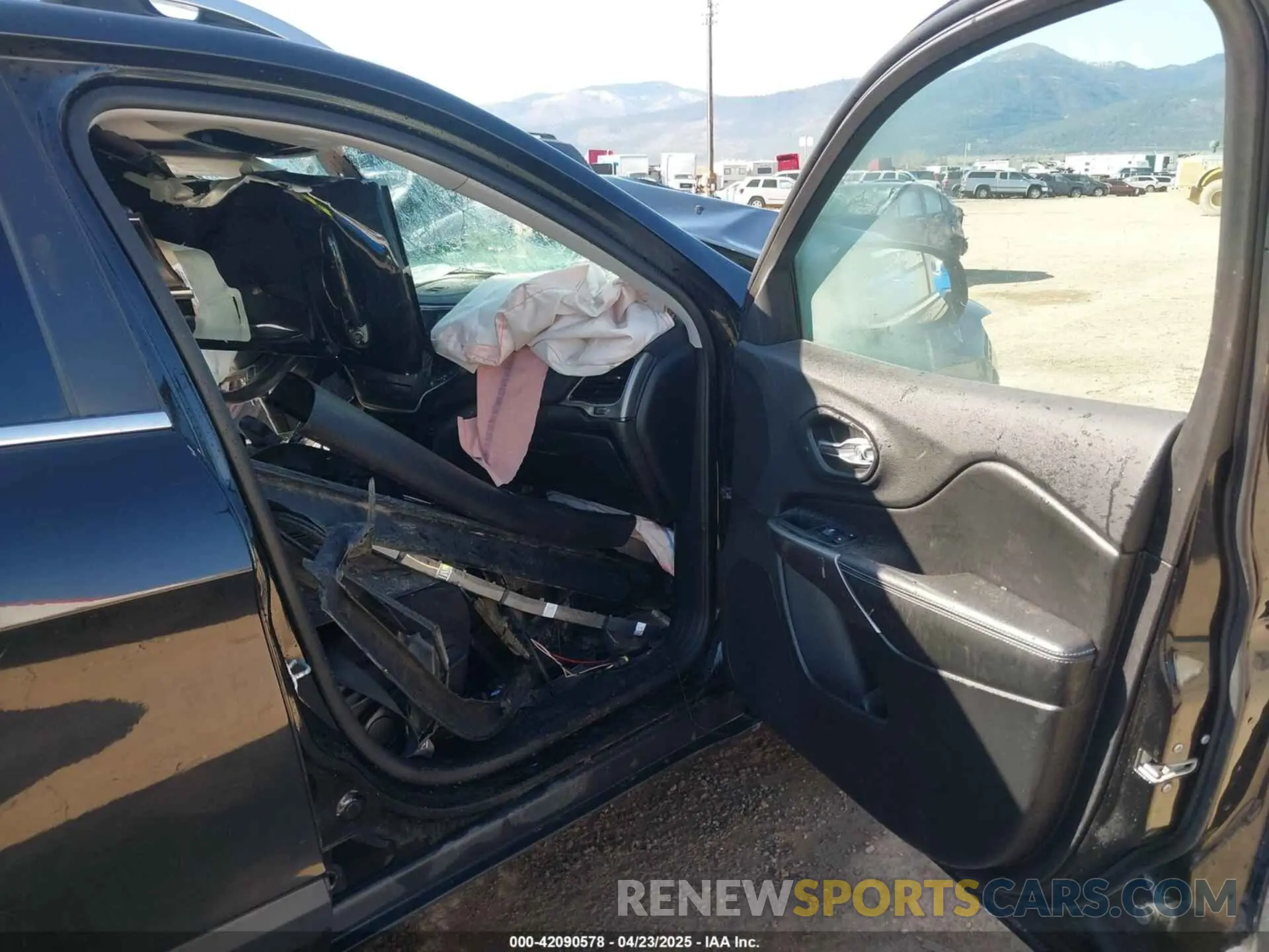 5 Photograph of a damaged car 1C4PJMCX9KD131399 JEEP CHEROKEE 2019