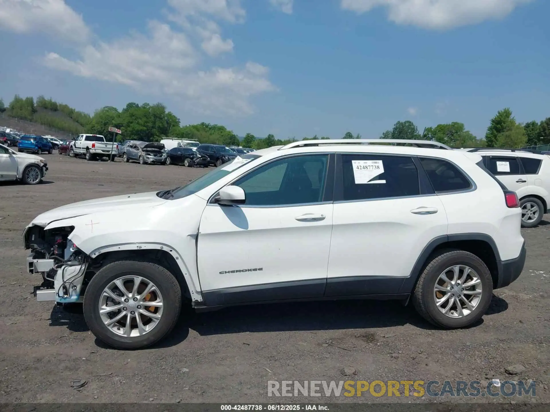 14 Photograph of a damaged car 1C4PJMCX9KD189948 JEEP CHEROKEE 2019